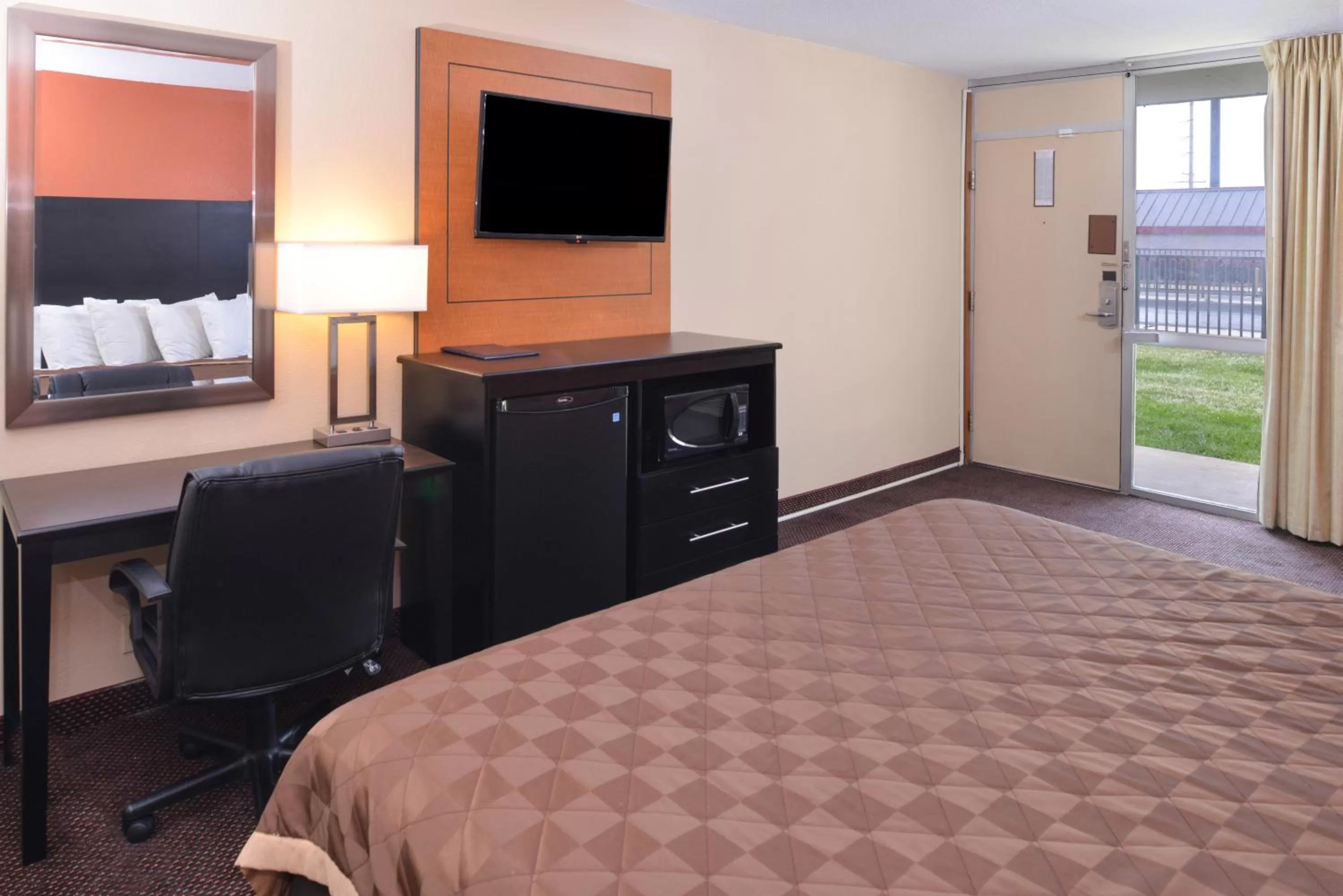 Bed in Americas Best Value Inn - Collinsville / St. Louis