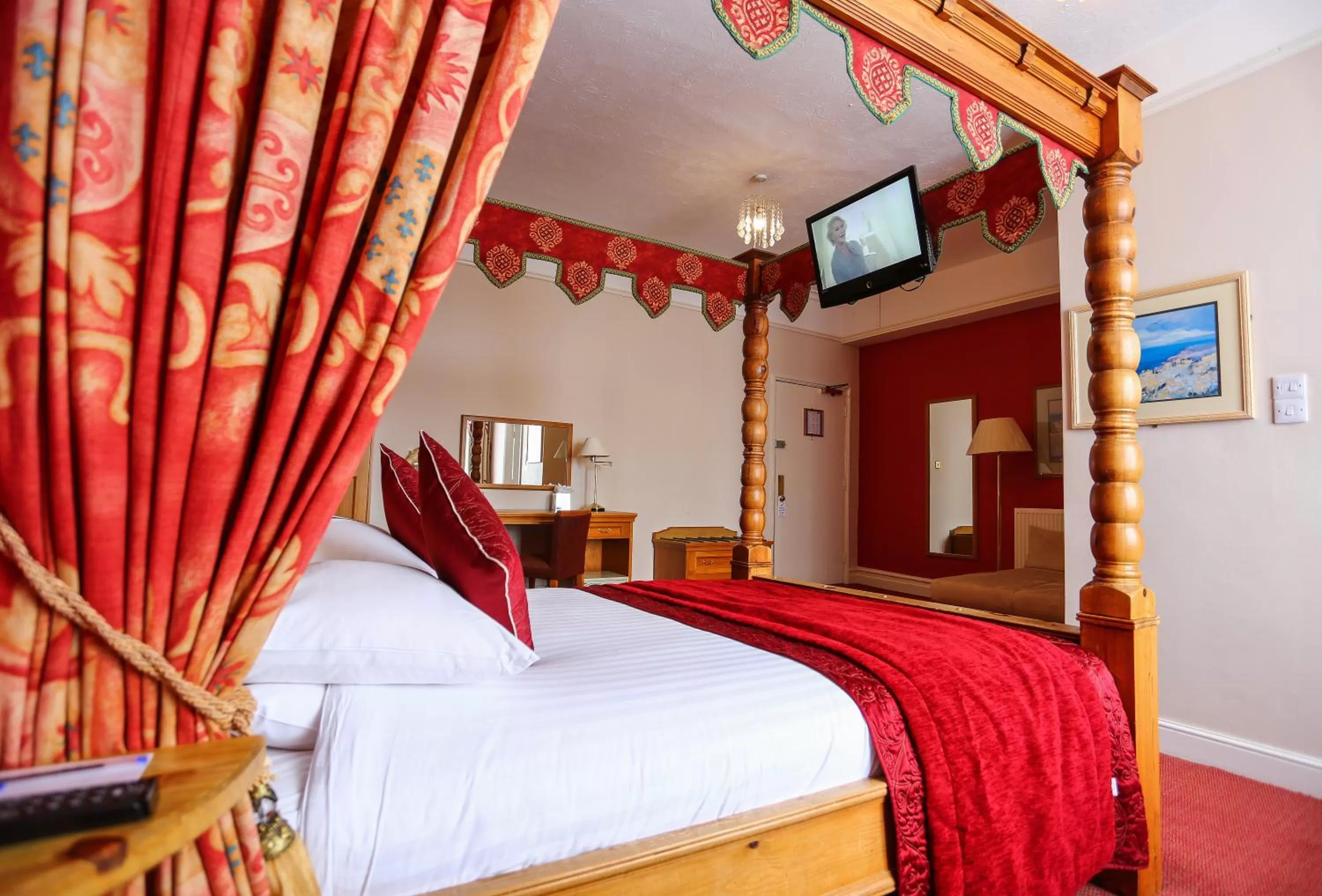 Photo of the whole room, Bed in Royal Exeter Hotel