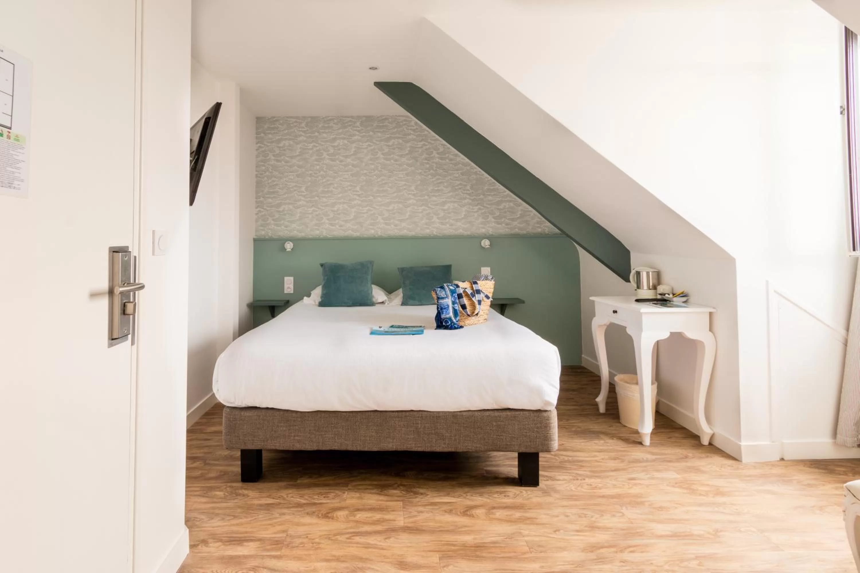 Property building, Bed in Hôtel Spa De La Citadelle Lorient