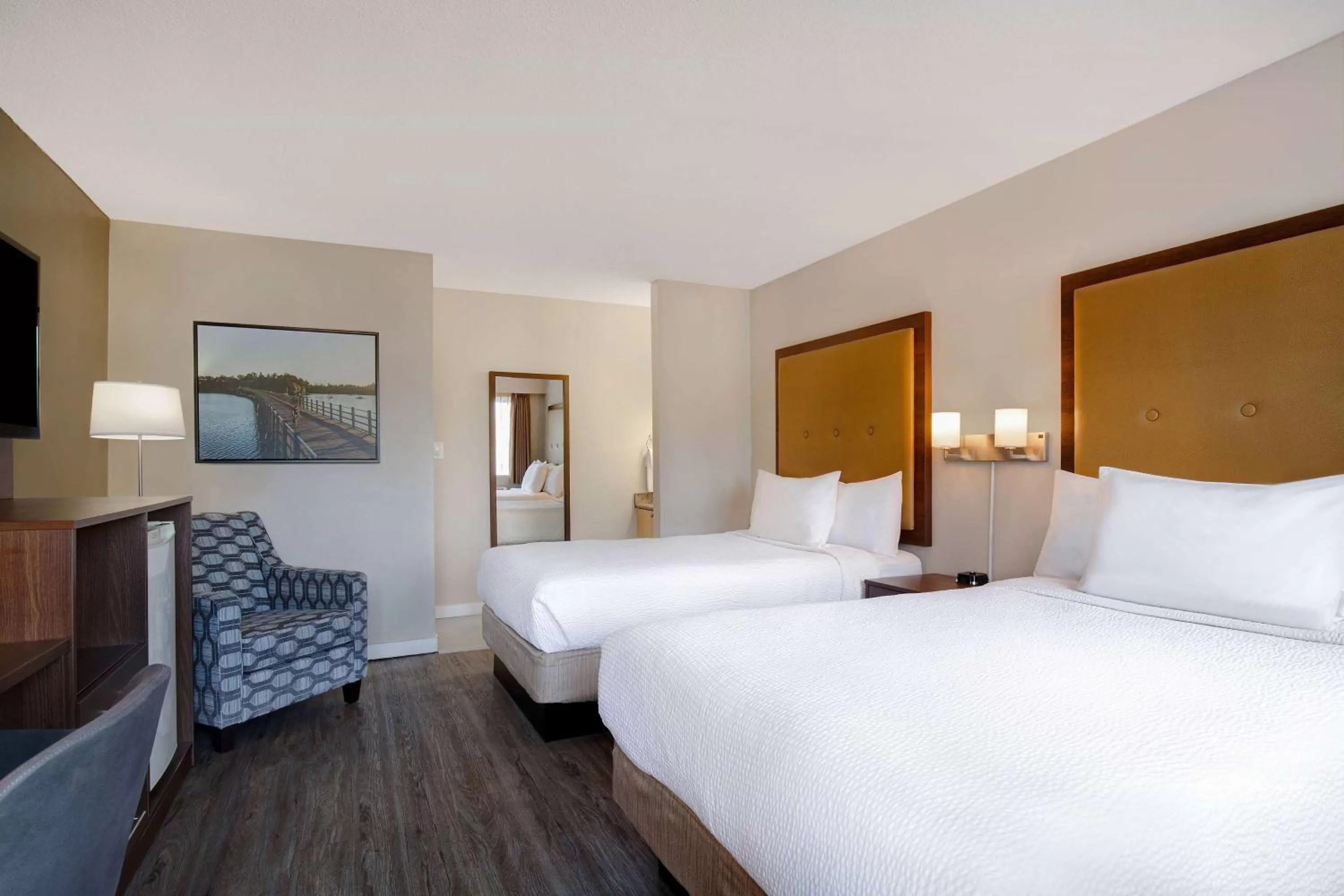 Photo of the whole room, Bed in Days Inn by Wyndham Victoria Uptown