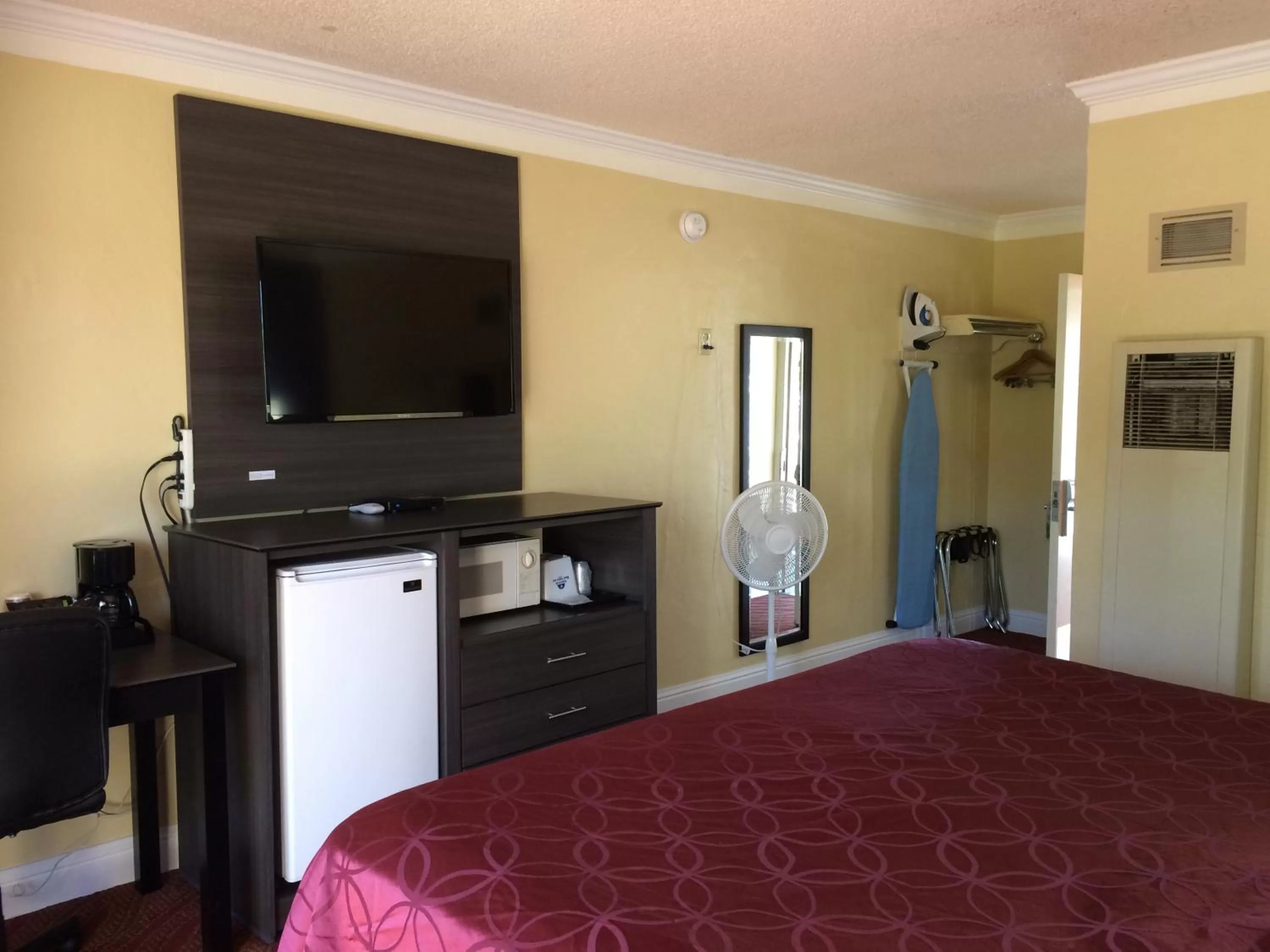 TV and multimedia, Bed in Americas Best Value Presidents Inn on Munras