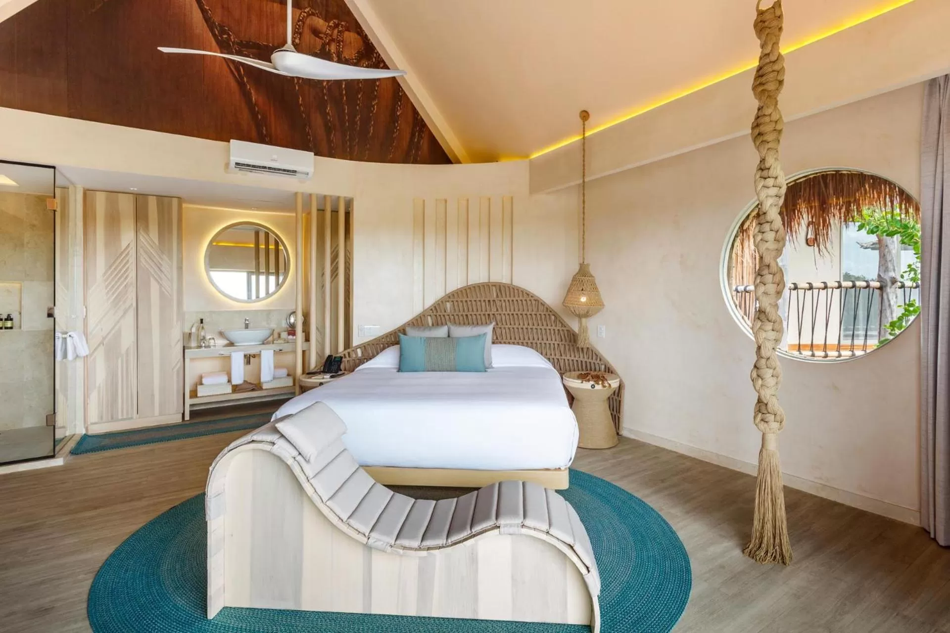 Shower, Bed in Hotel Shibari - Restaurant & Cenote Club