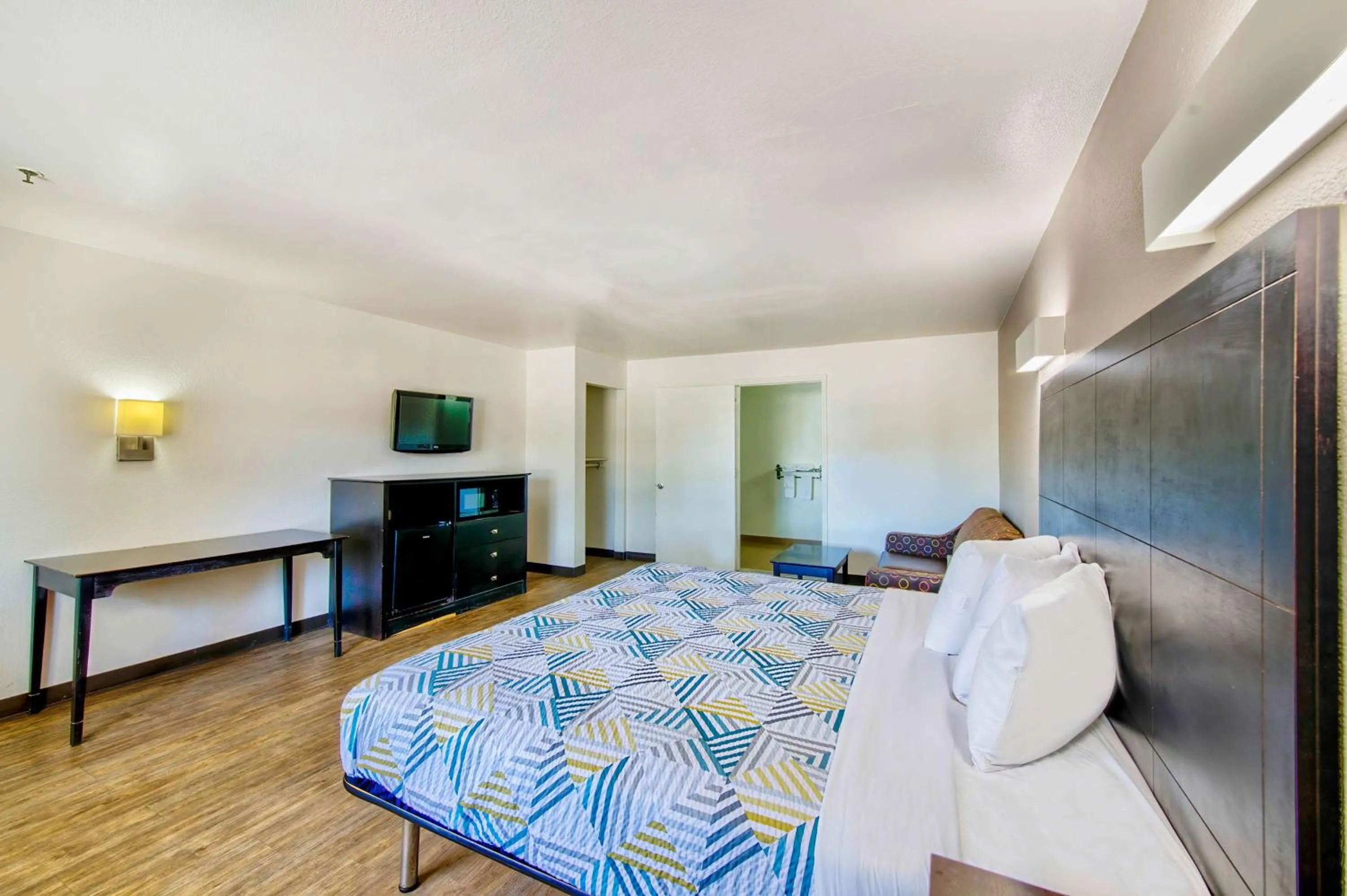 Bedroom, Bed in Motel 6-Arlington, TX