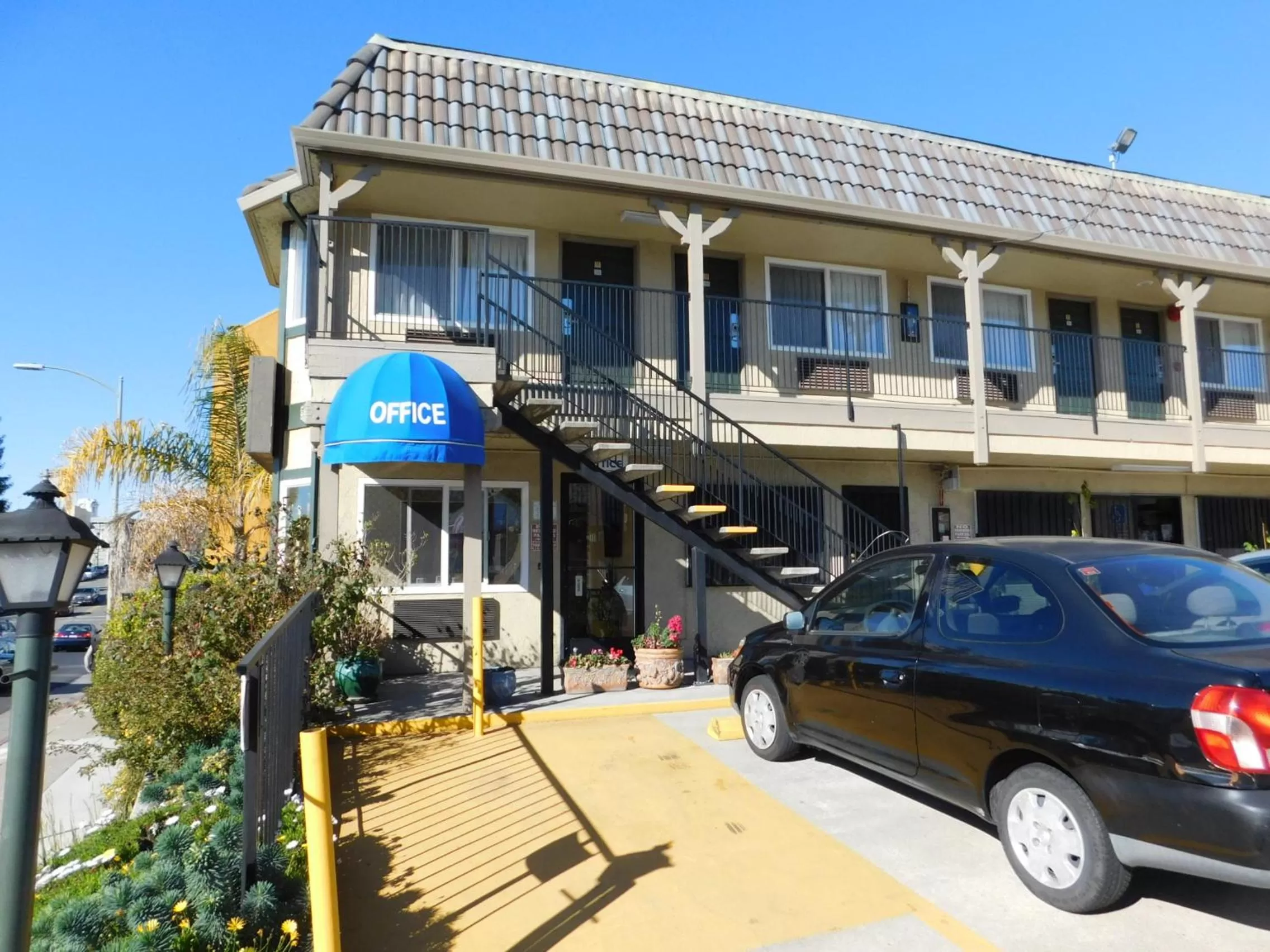 Facade/entrance in Continental Lodge