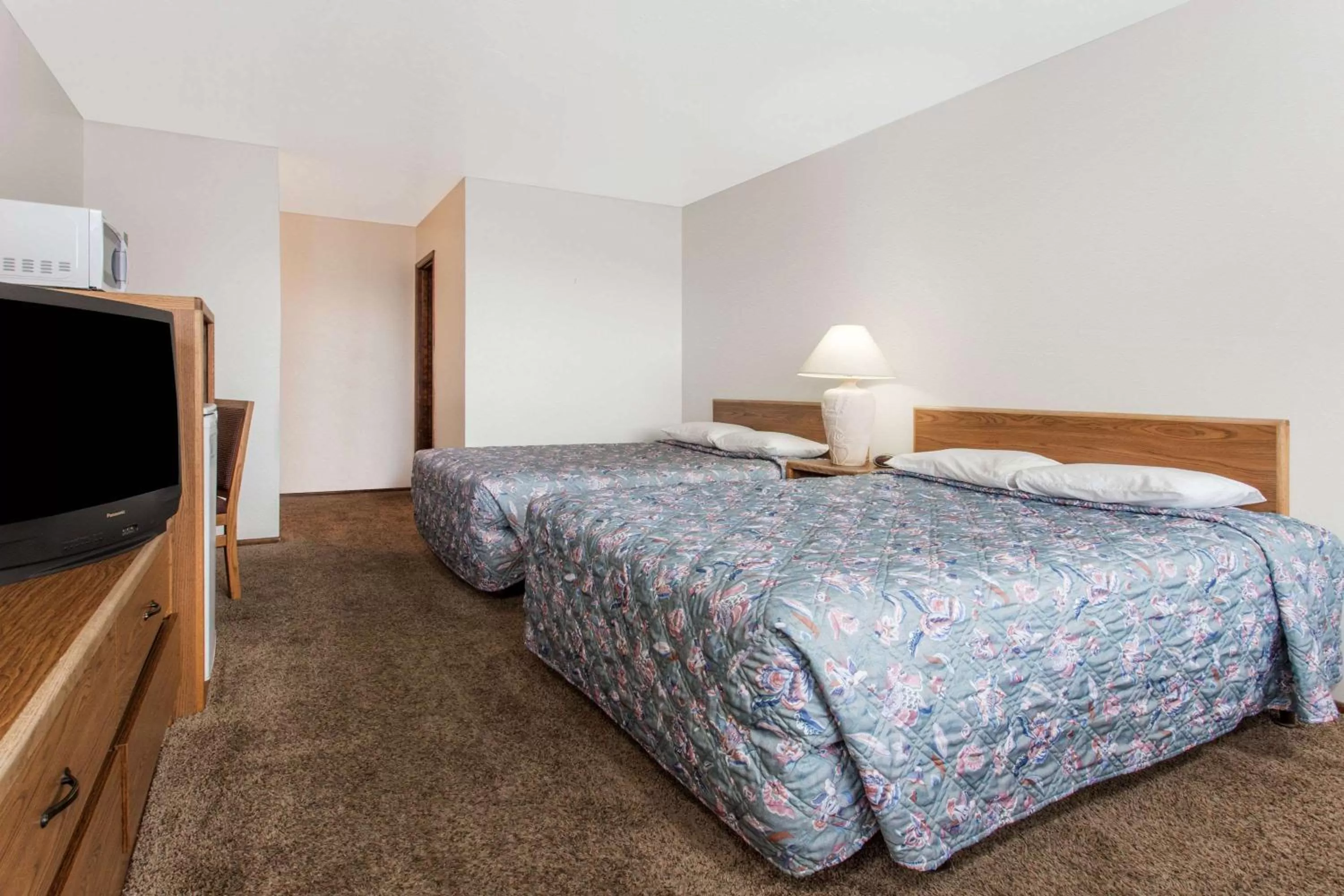 Photo of the whole room, Bed in Knights Inn Boardman