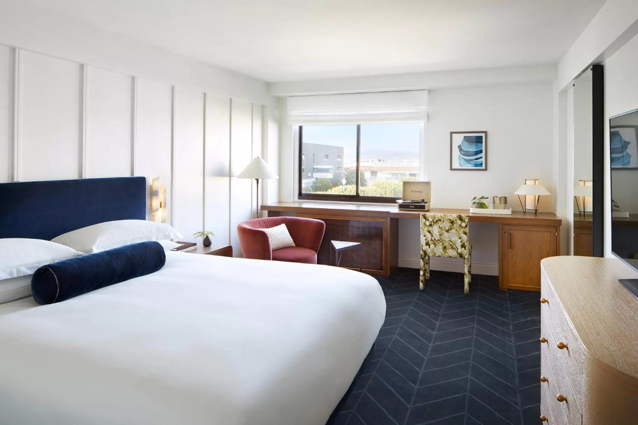 Photo of the whole room, Bed in Kimpton Alton Fisherman's Wharf by IHG