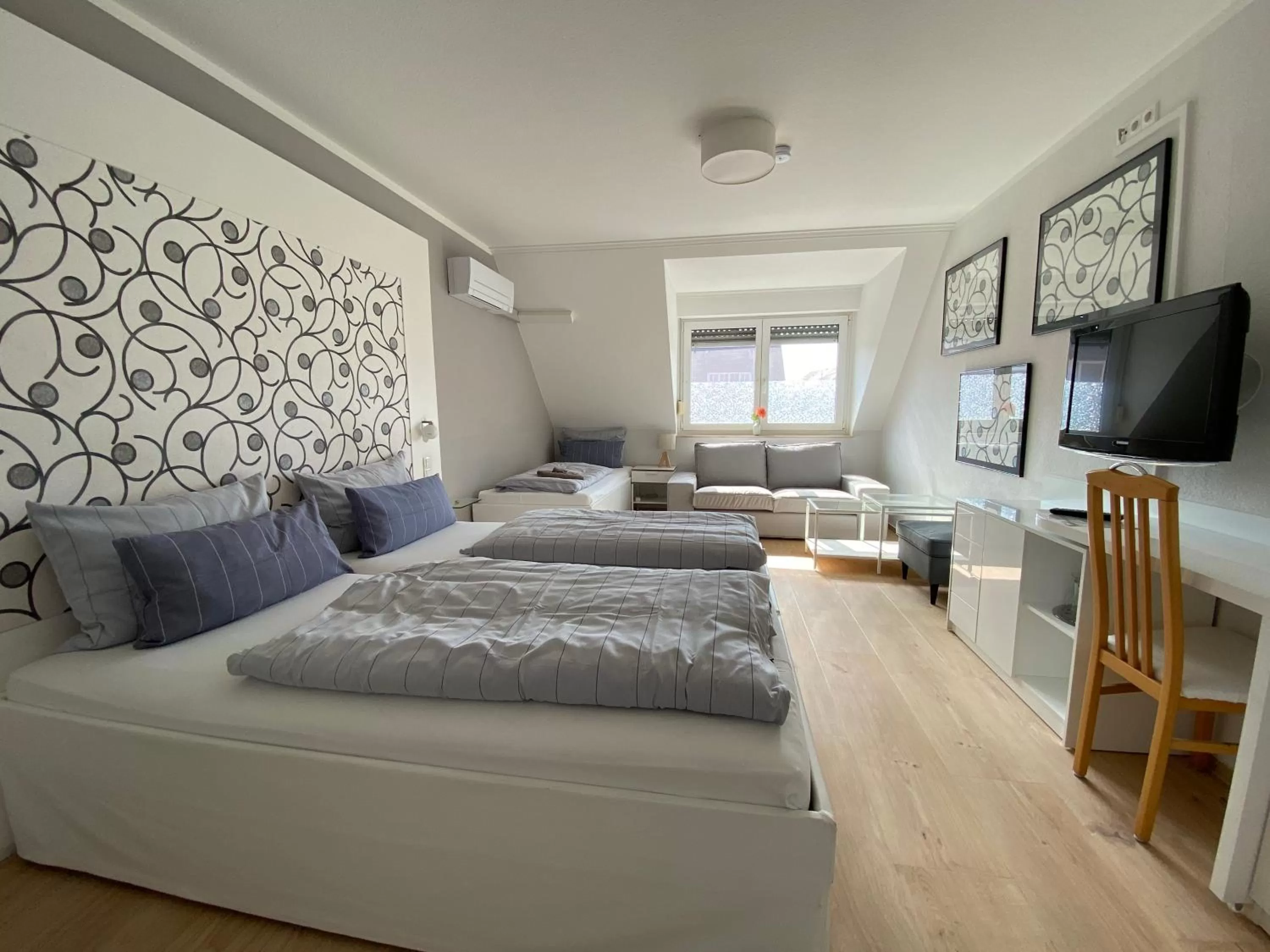 Photo of the whole room, Bed in Hotel zur Bever