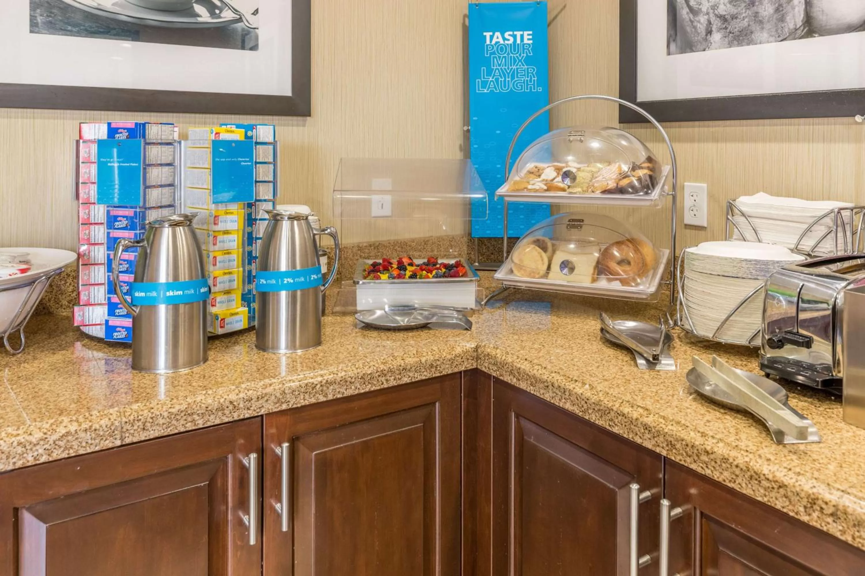 Dining area in Hampton Inn Owensboro