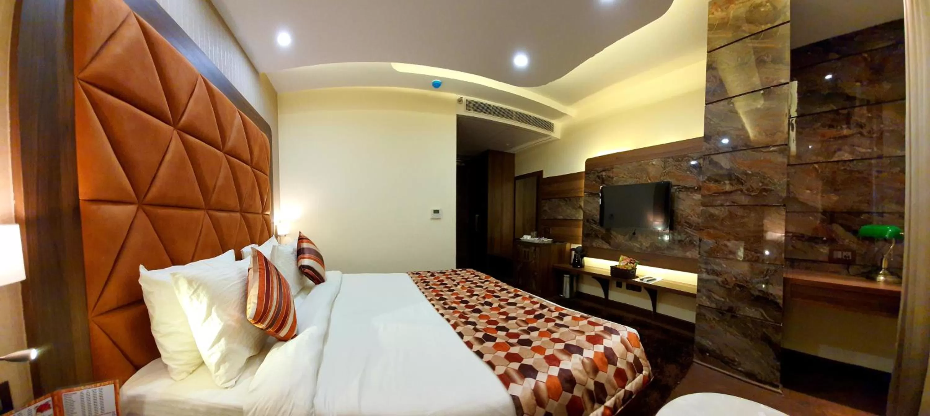 Bed in Hotel Makhan Residency