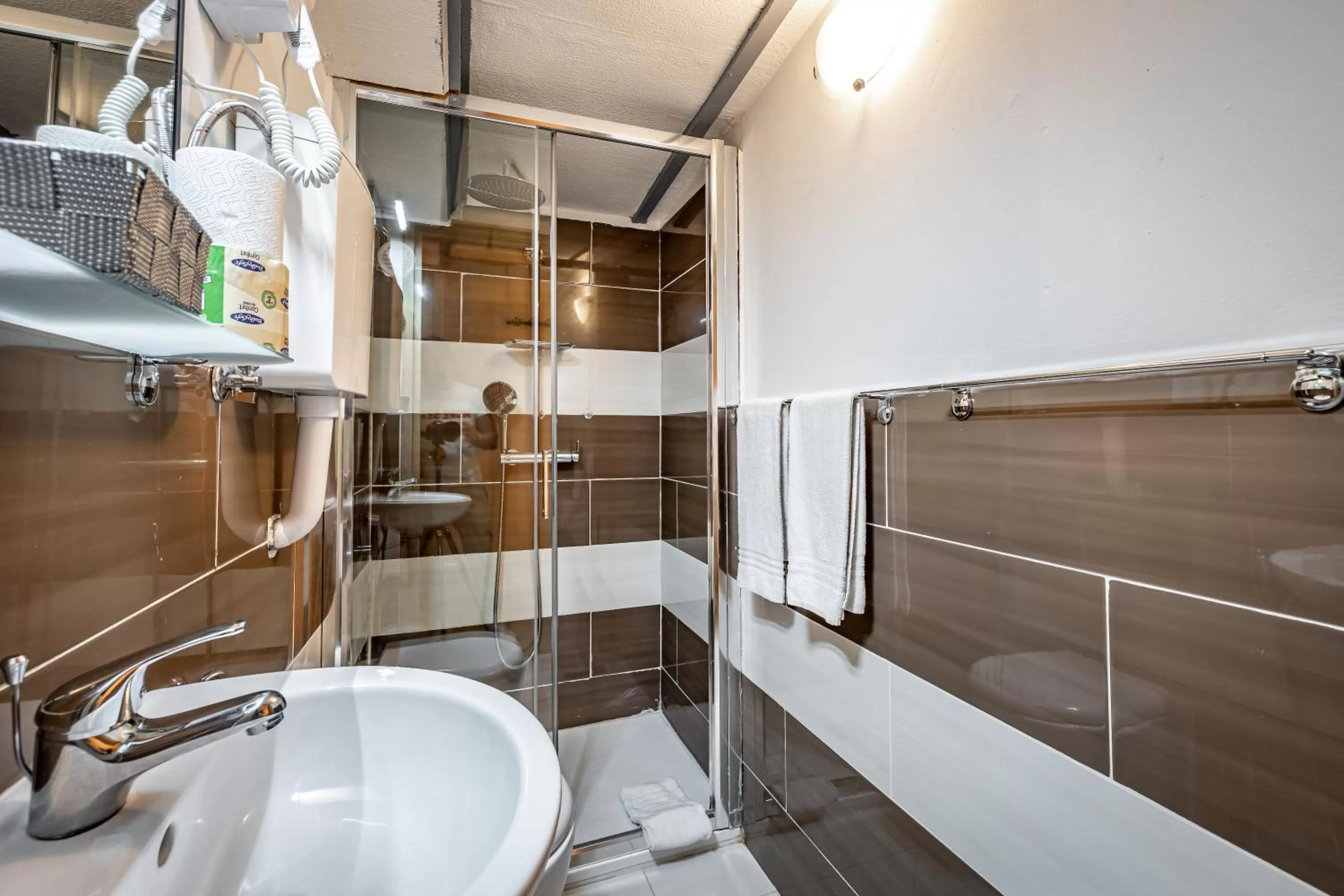 Bathroom in HOTEL VENETO con accesso ZTL