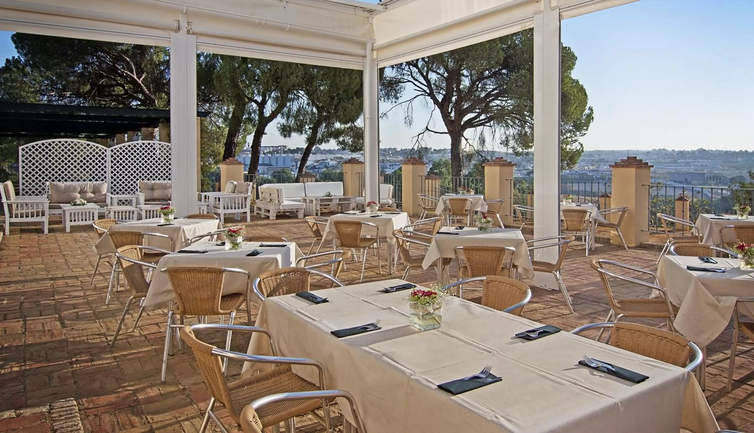 Restaurant/places to eat in Hotel Oromana