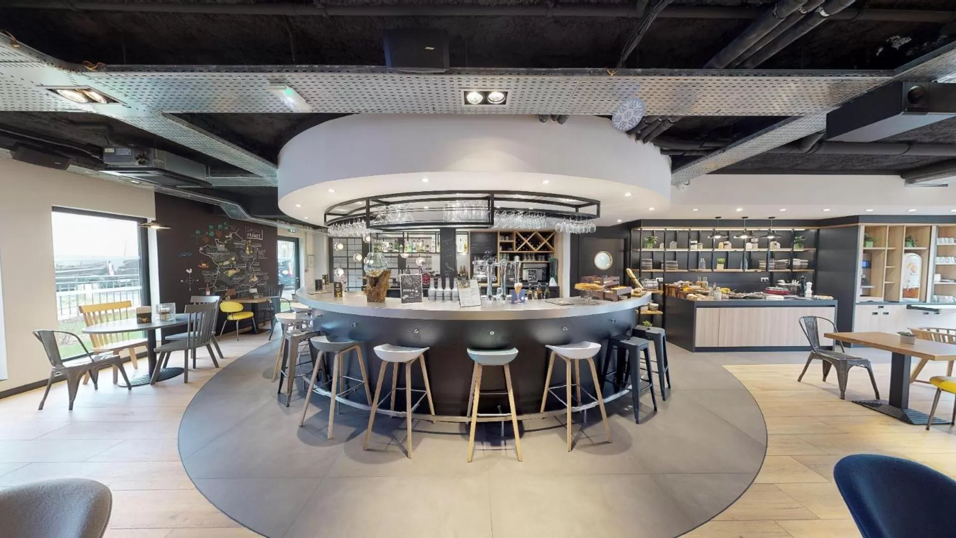 Lounge or bar in Campanile Fontainebleau