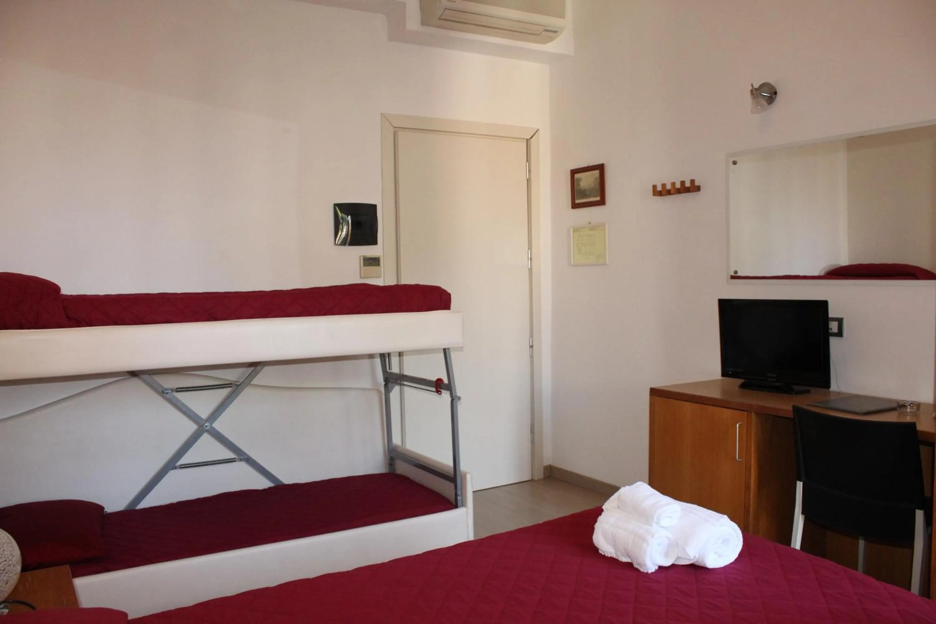 bunk bed, Bed in Hotel Morolli