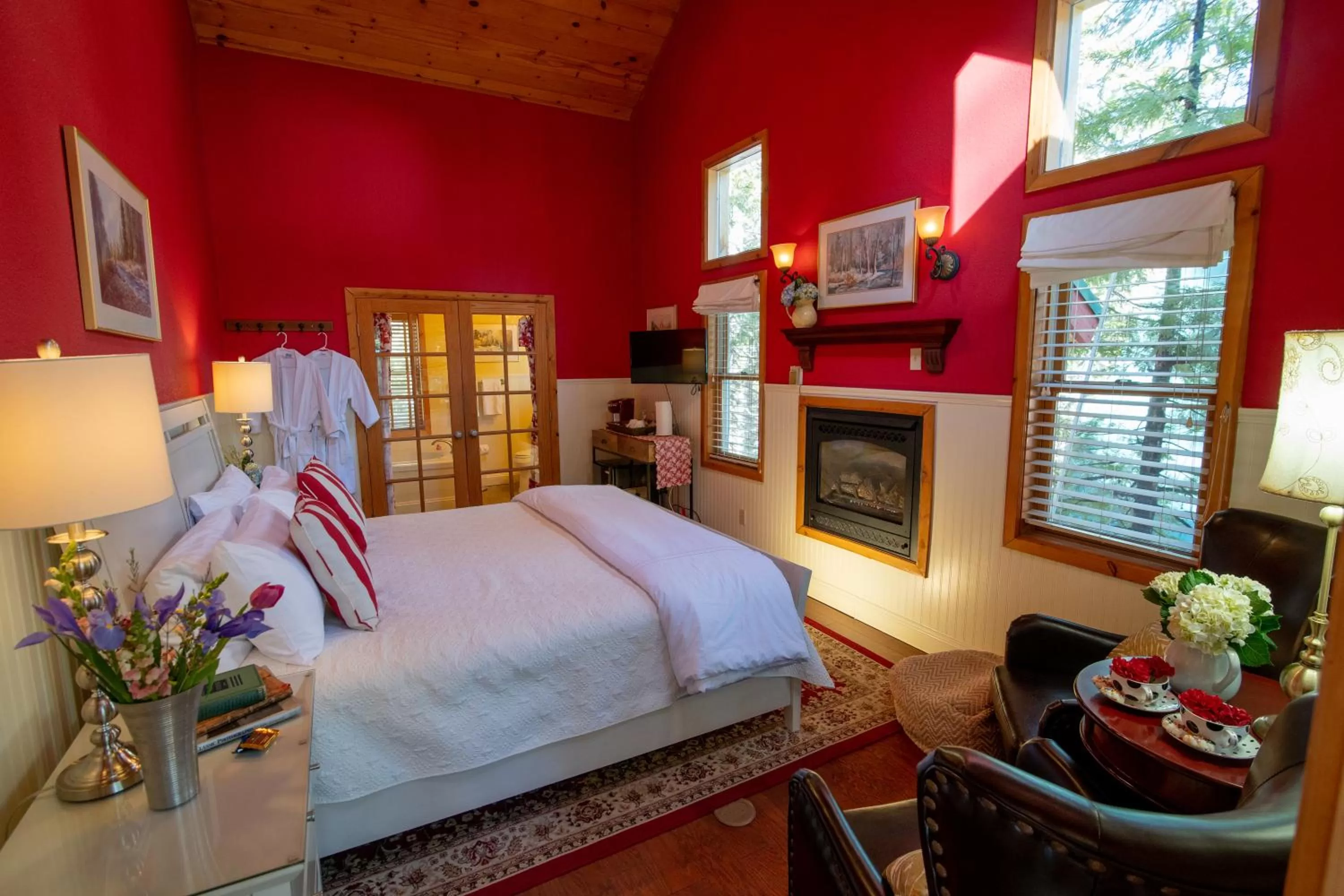 Bed in Elliott House Boutique Inn