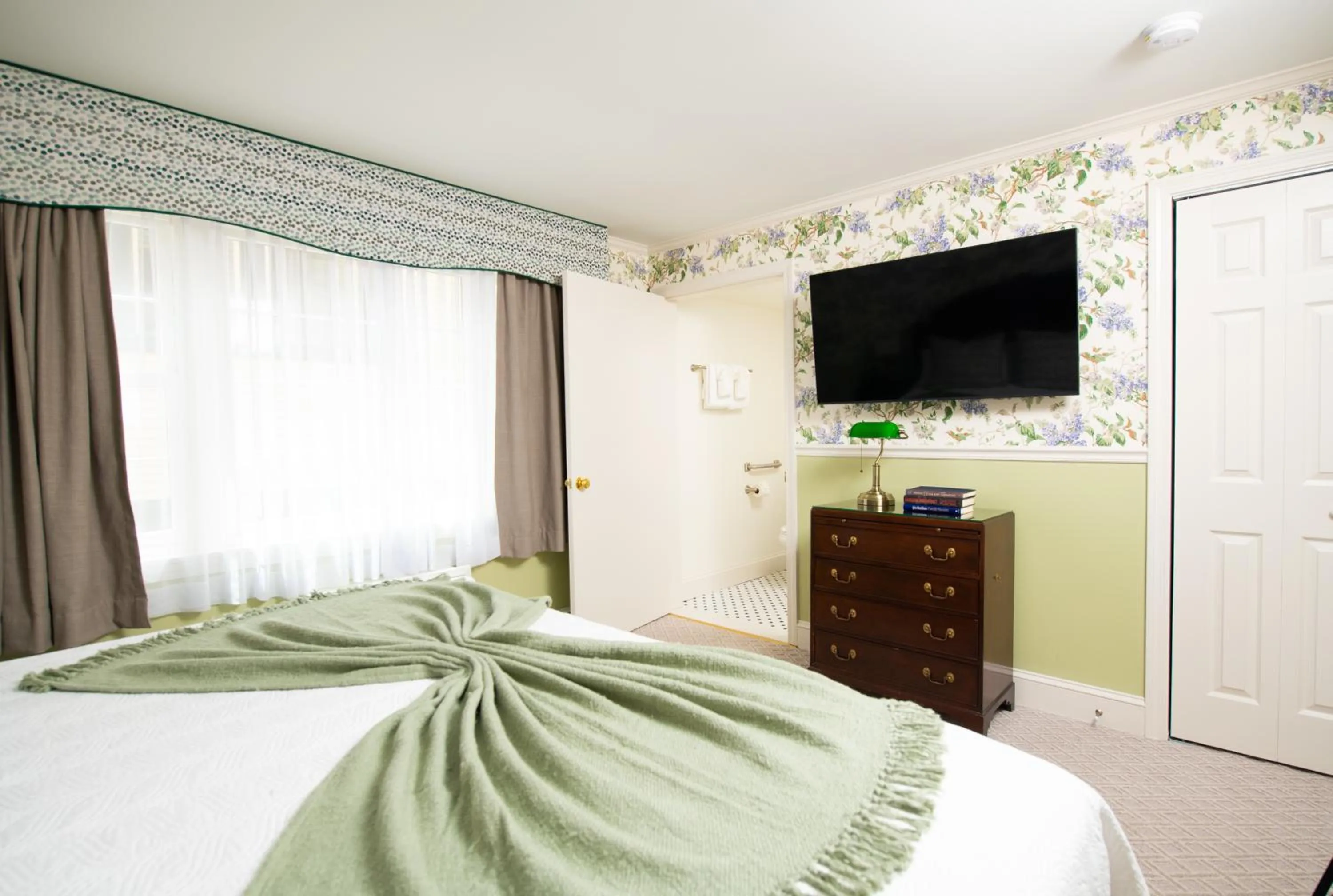 Bed in America's Cup Inn Newport