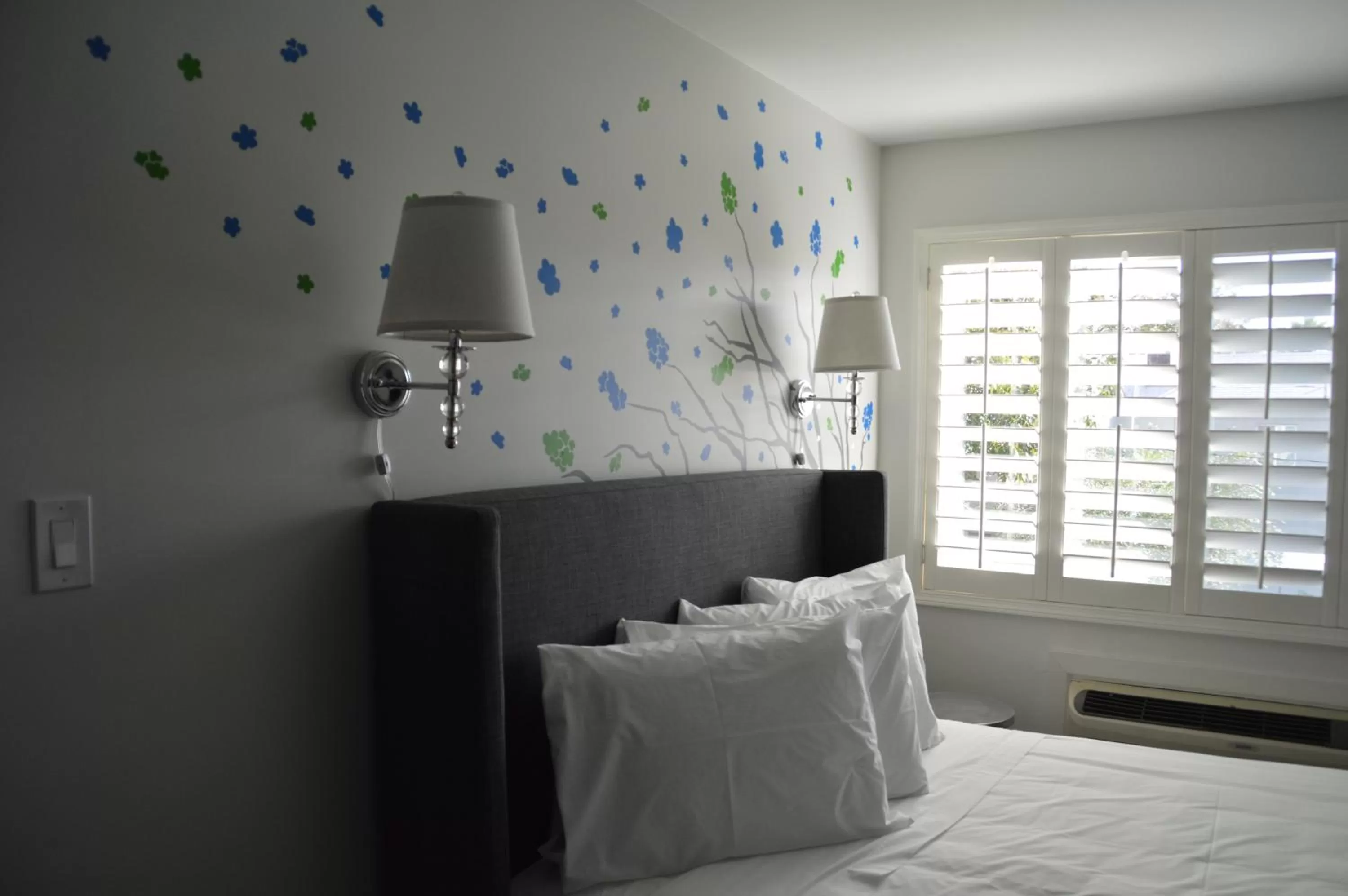 Bathroom, Bed in University Inn ASU/Tempe