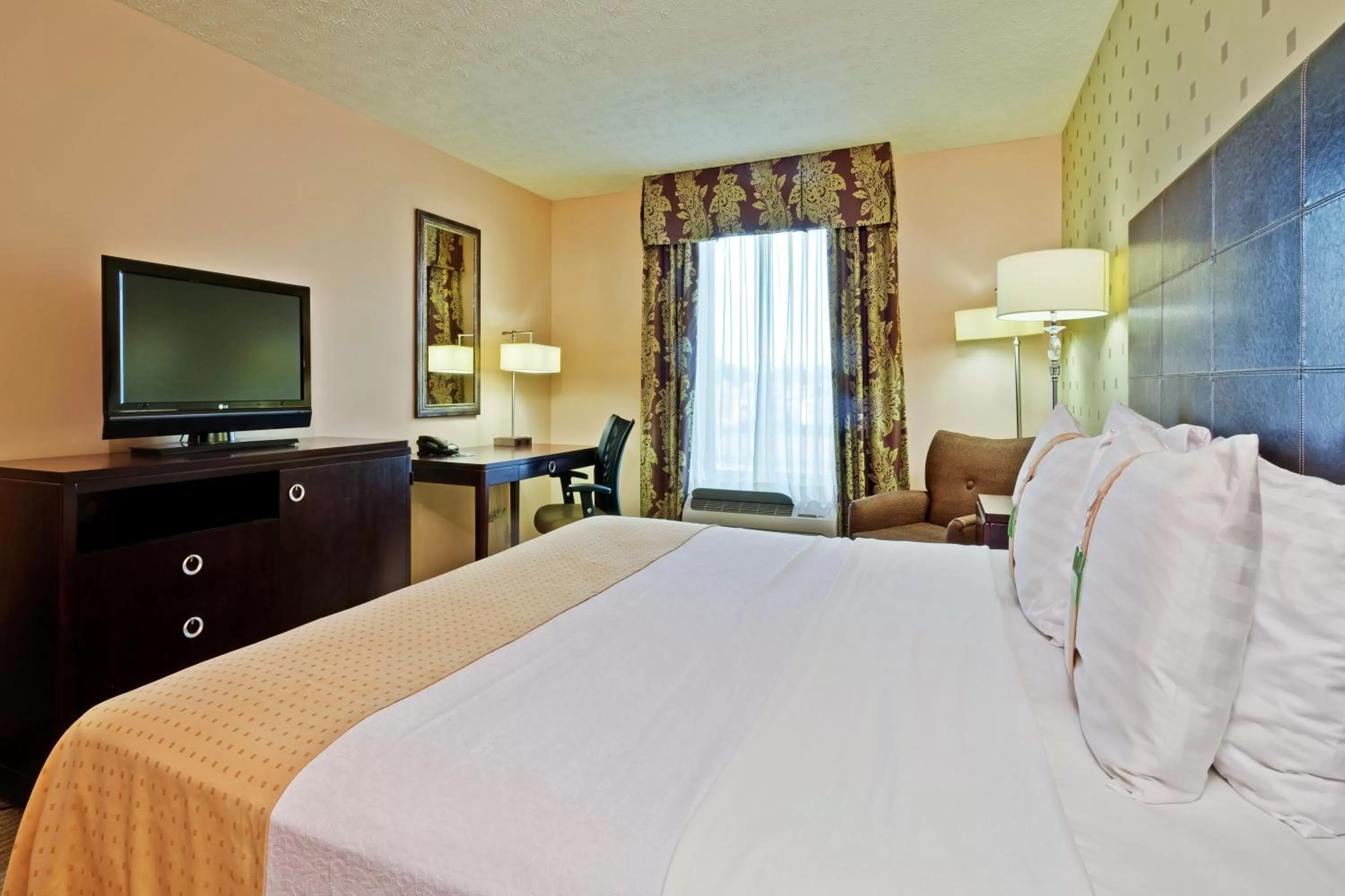 Photo of the whole room, Bed in Holiday Inn Bloomington-University Area by IHG