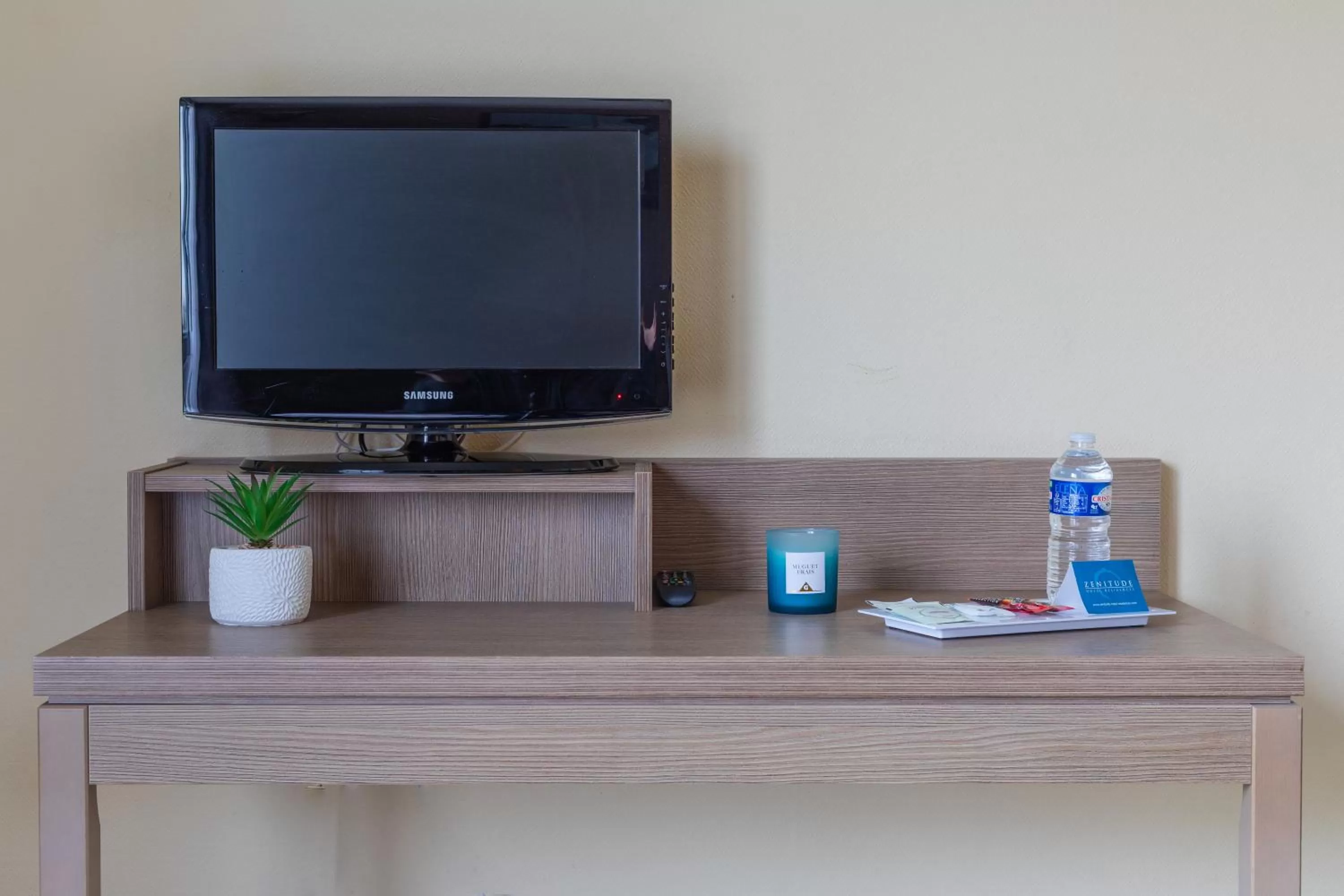 TV and multimedia in Zenitude Hôtel-Résidences Magny-les-Hameaux