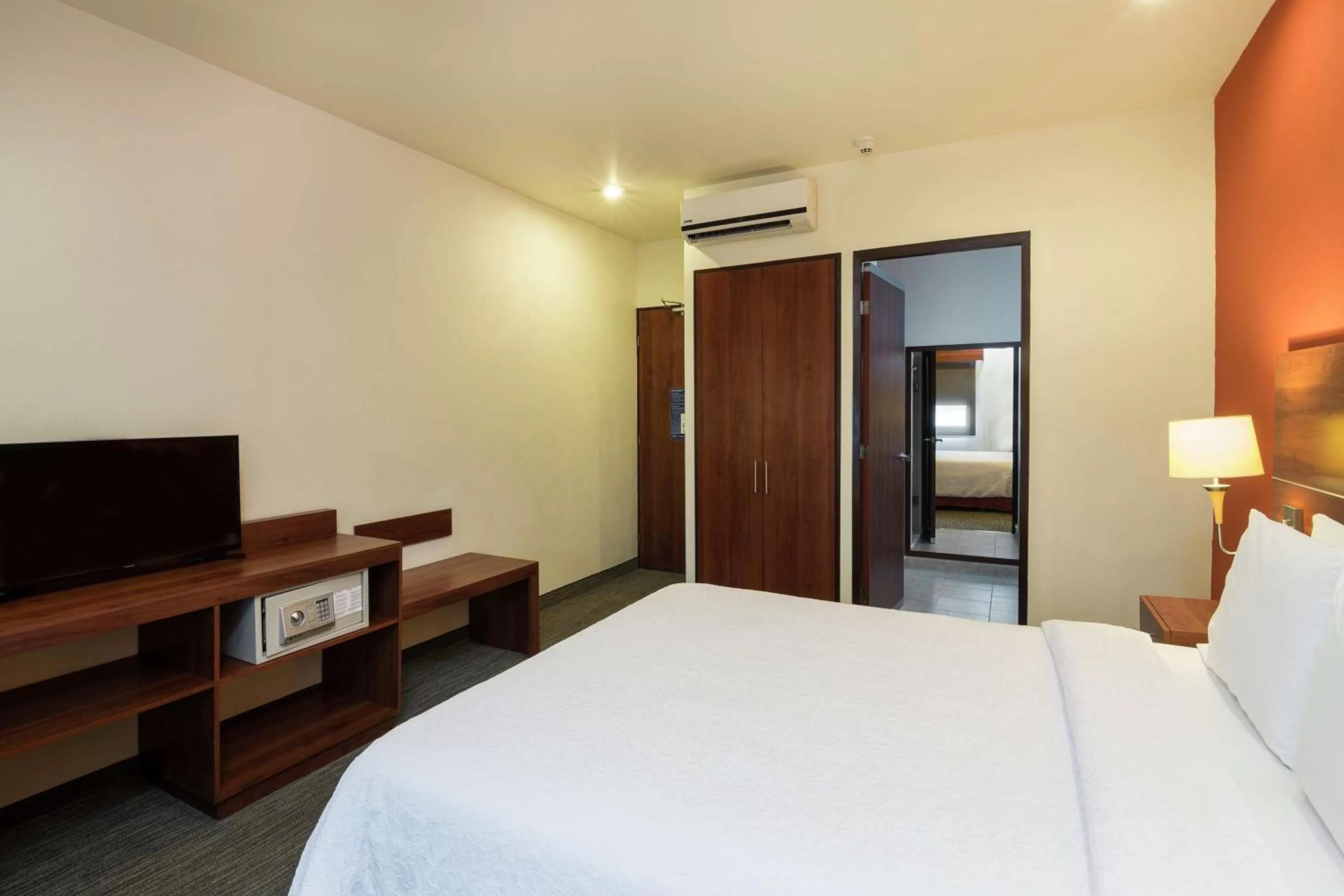 Bedroom, Bed in Hampton by Hilton San Juan del Rio