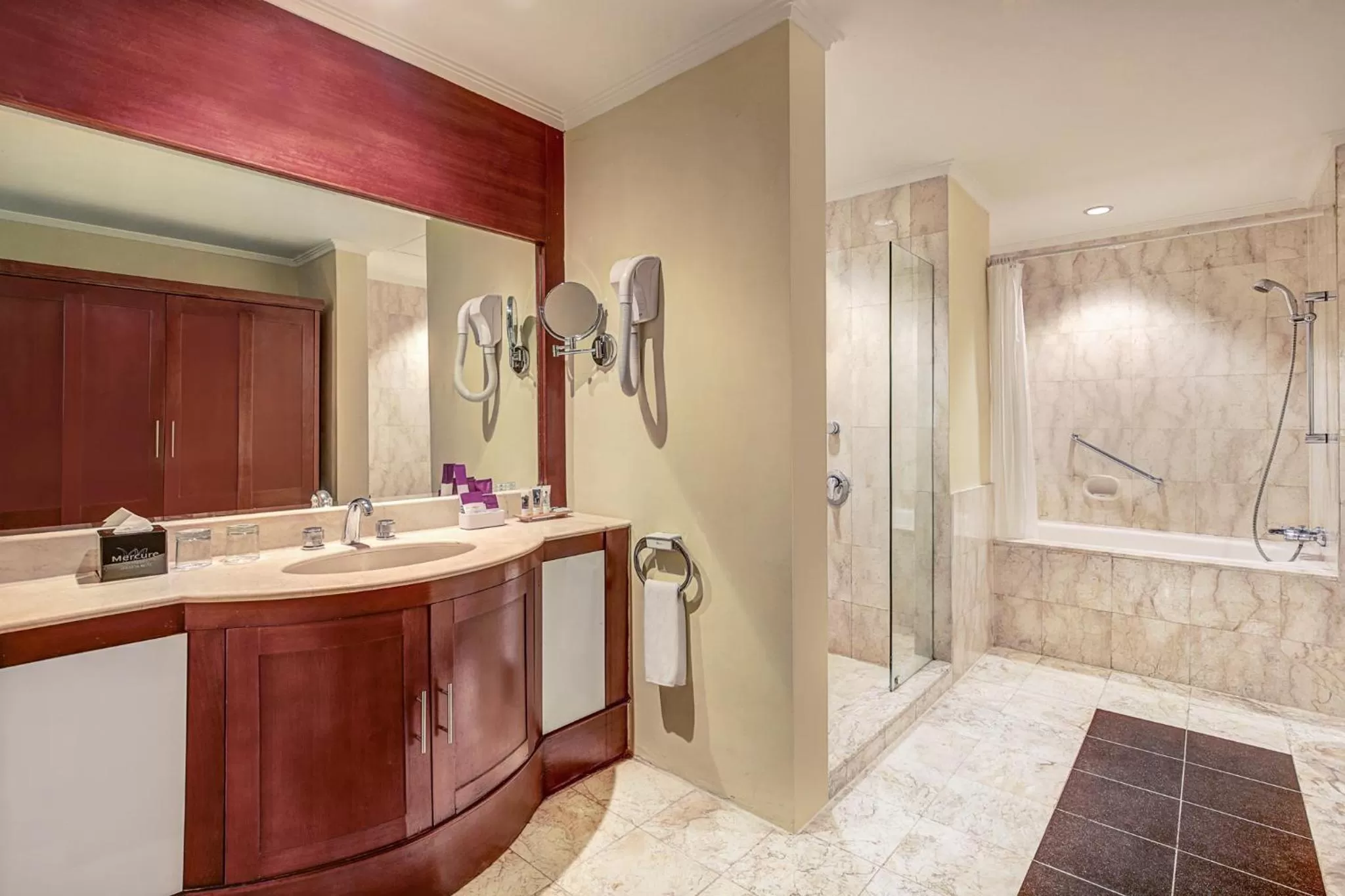 Shower in Mercure Jakarta Kota