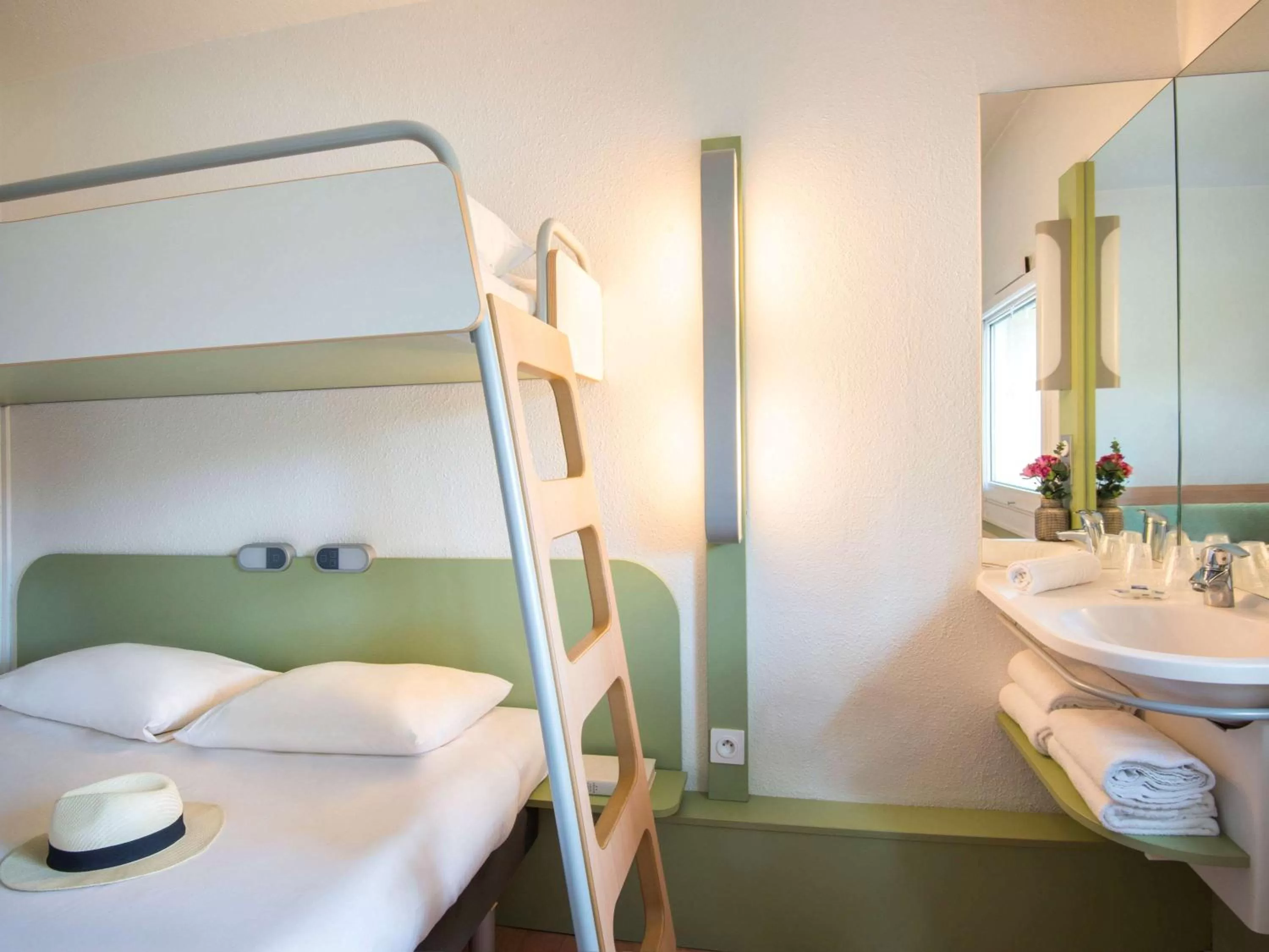 Photo of the whole room, Bunk Bed in IBIS Budget Aix en Provence Est Le Canet