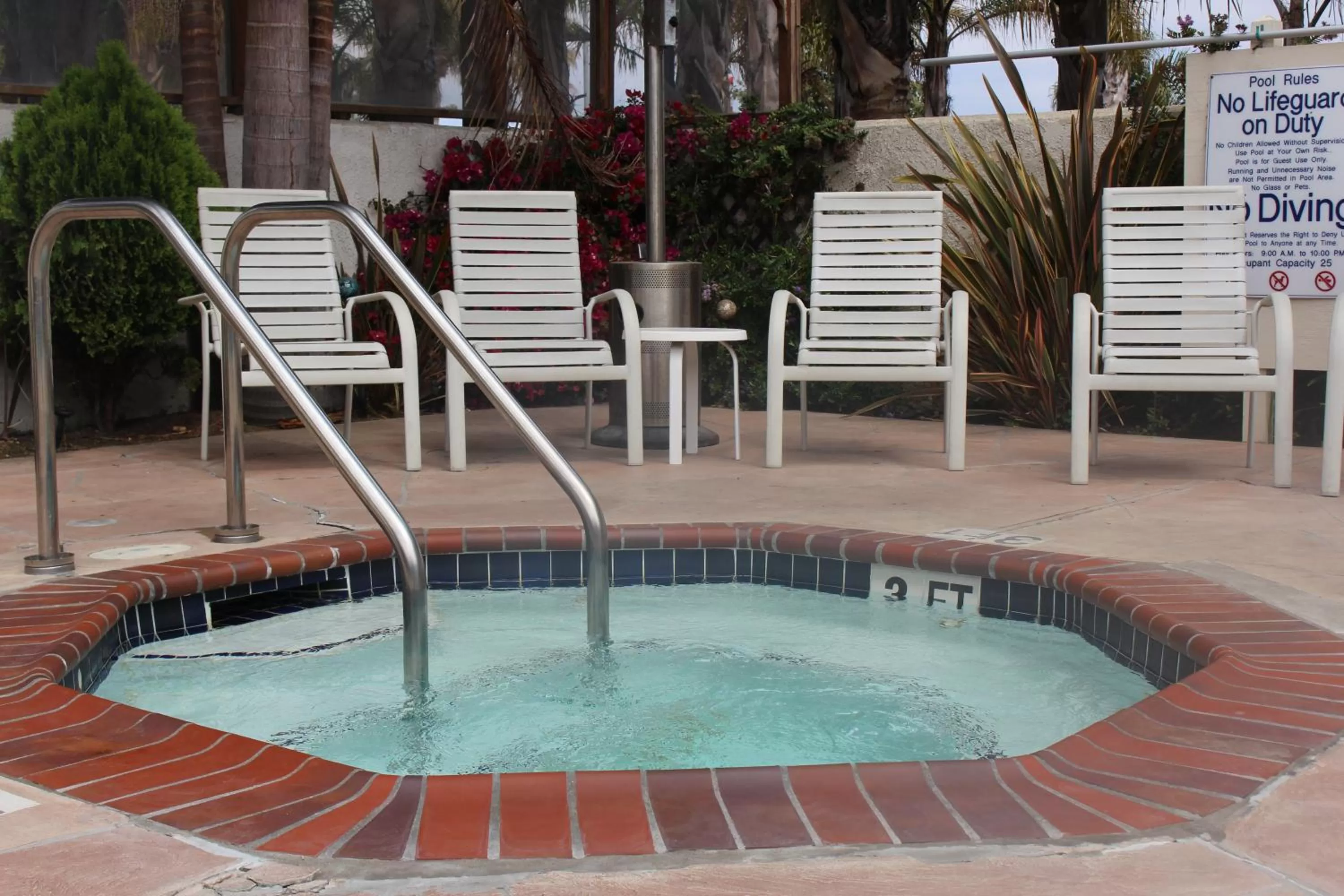 Hot Tub in O'Cairns Inn and Suites