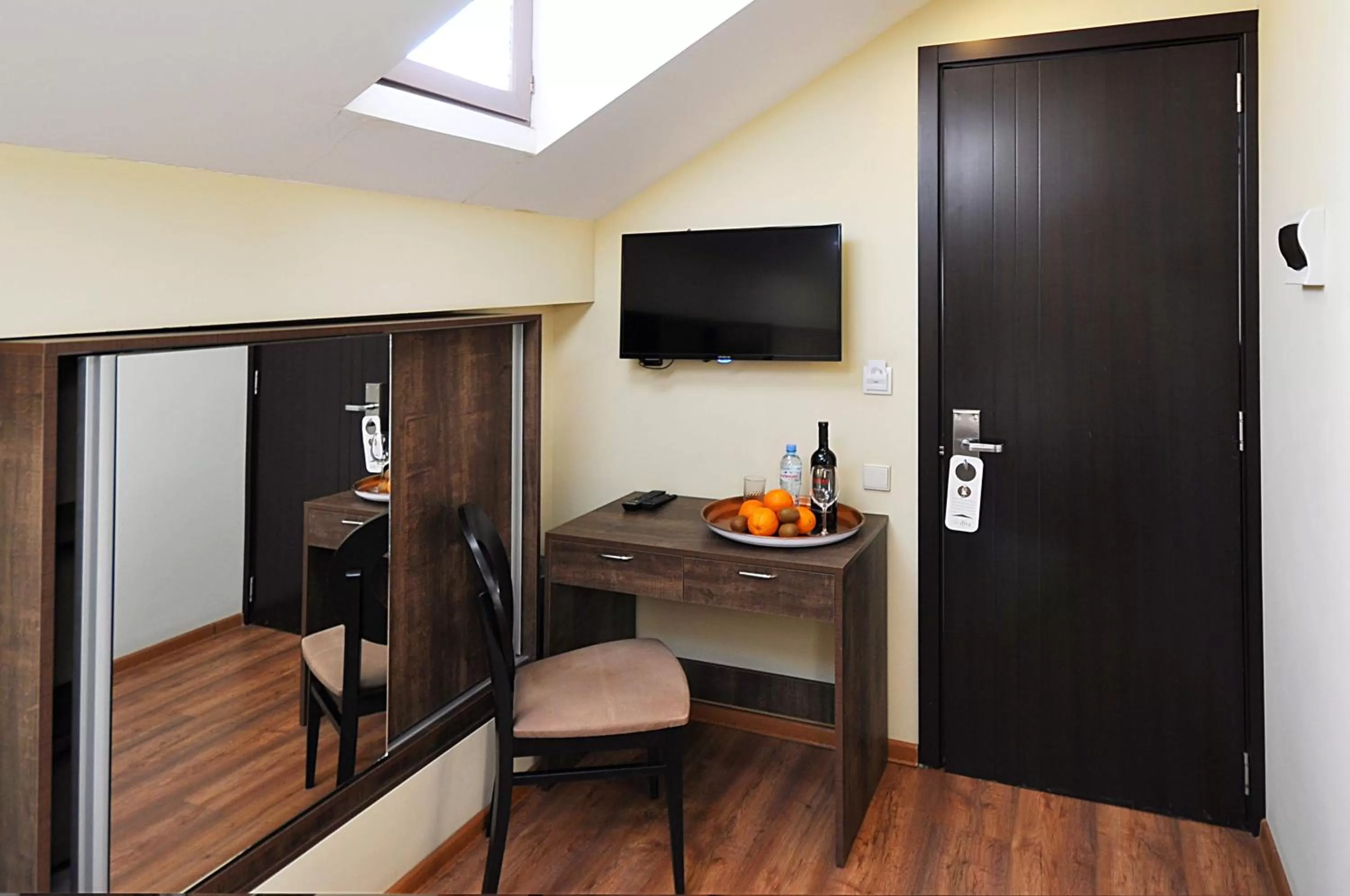 TV and multimedia in Tekla Palace By Urban Hotels