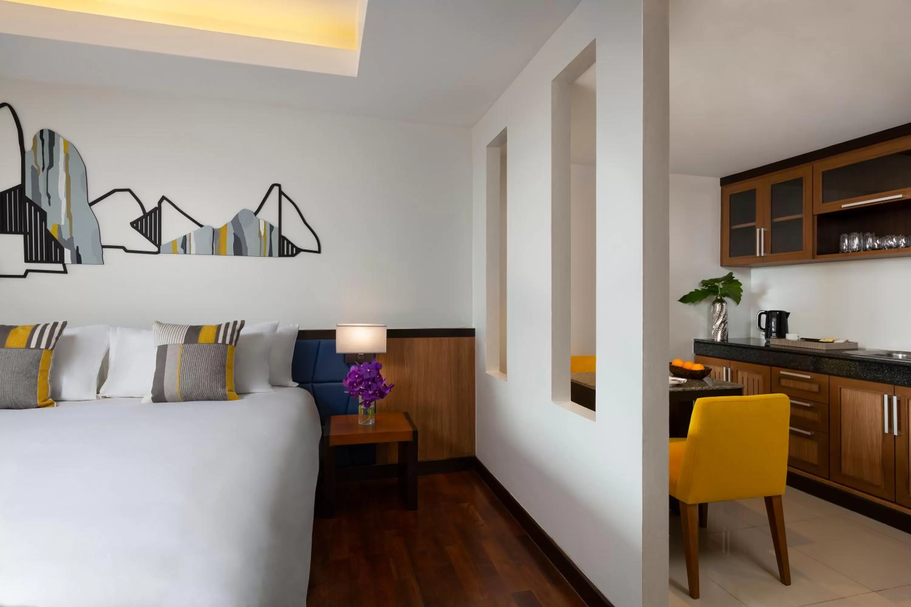 Coffee/tea facilities, Bed in Avani Ao Nang Cliff Krabi Resort