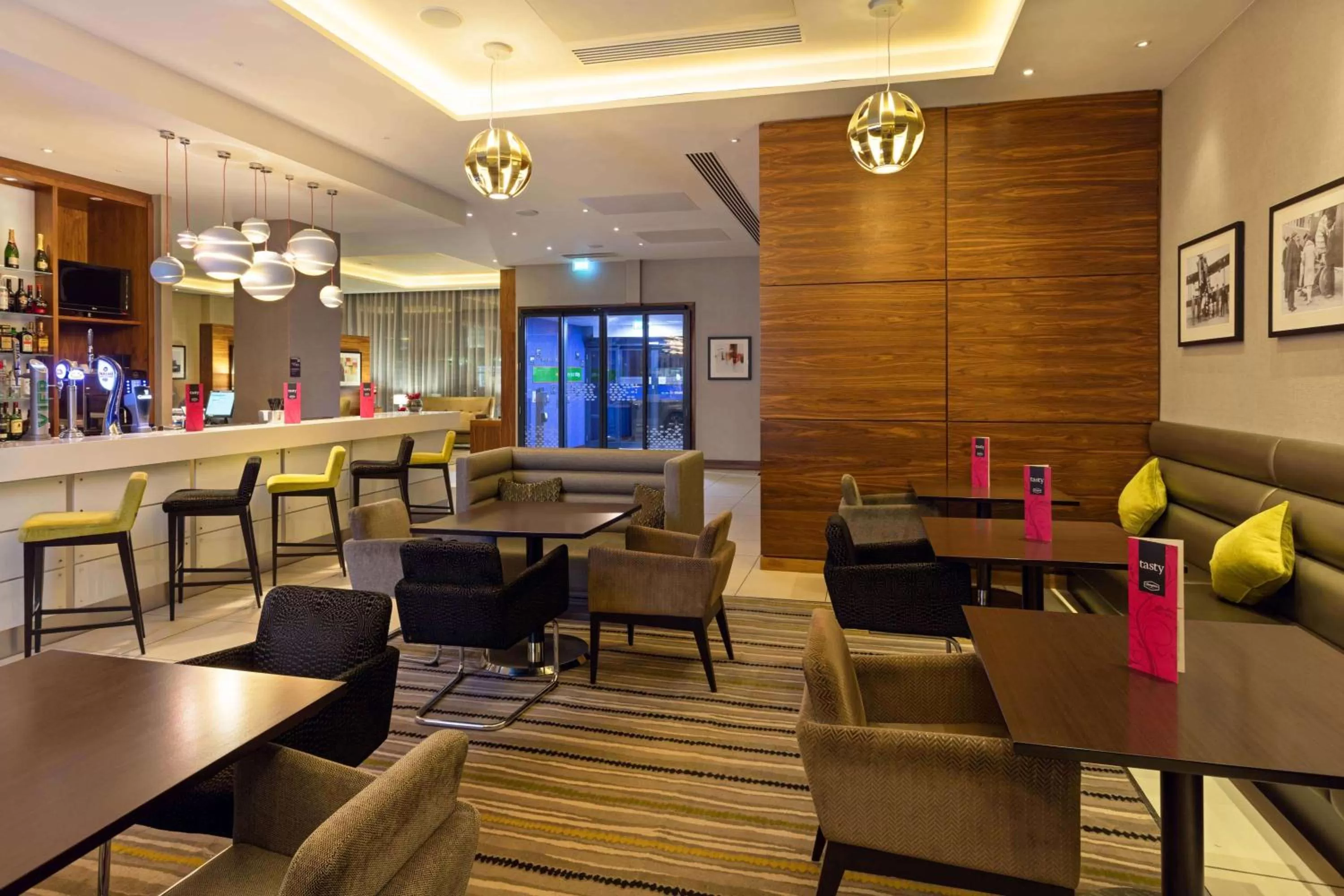 Restaurant/places to eat in Hampton by Hilton London Croydon