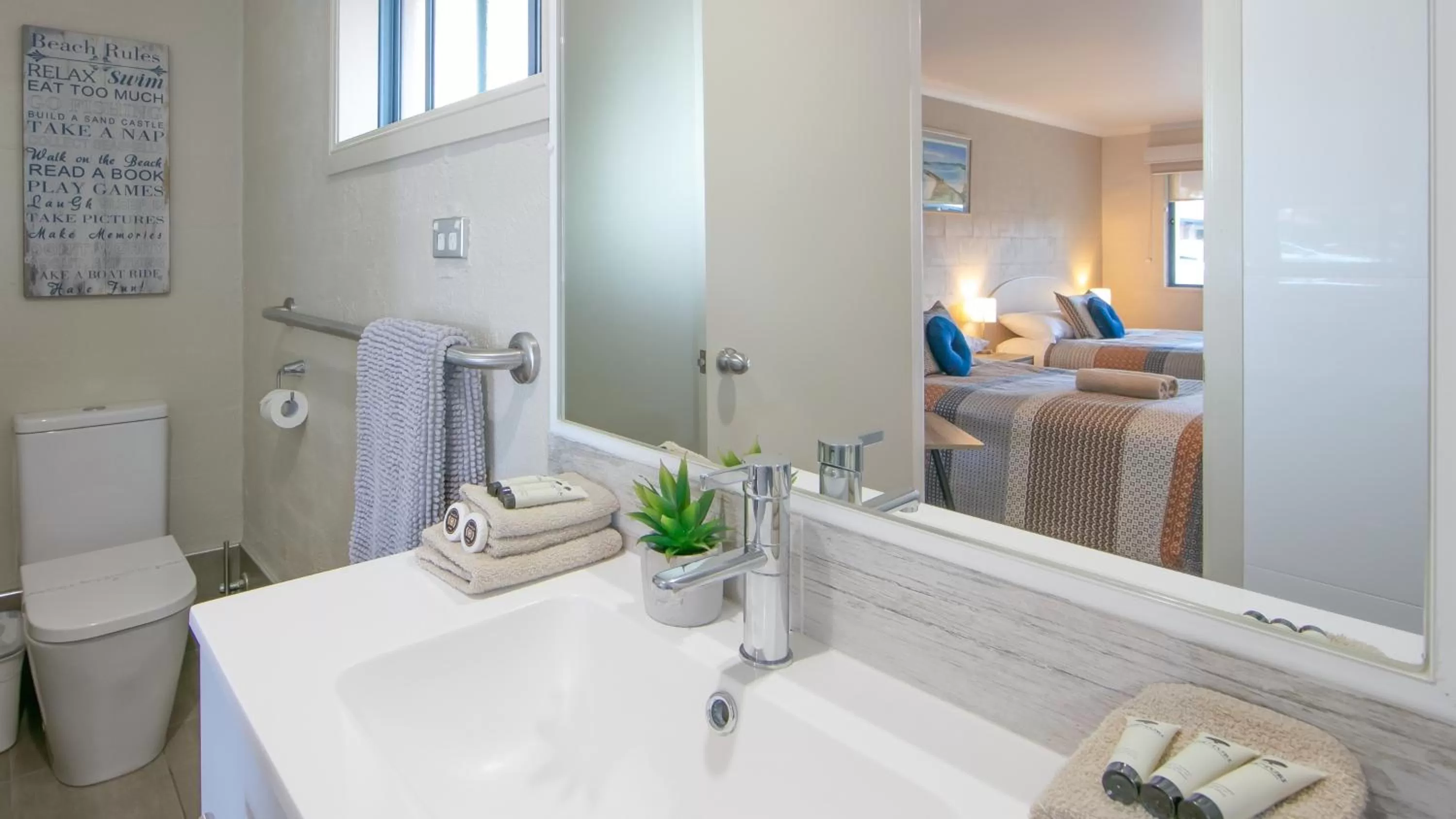 Toilet in Yamba Twin Pines Motel