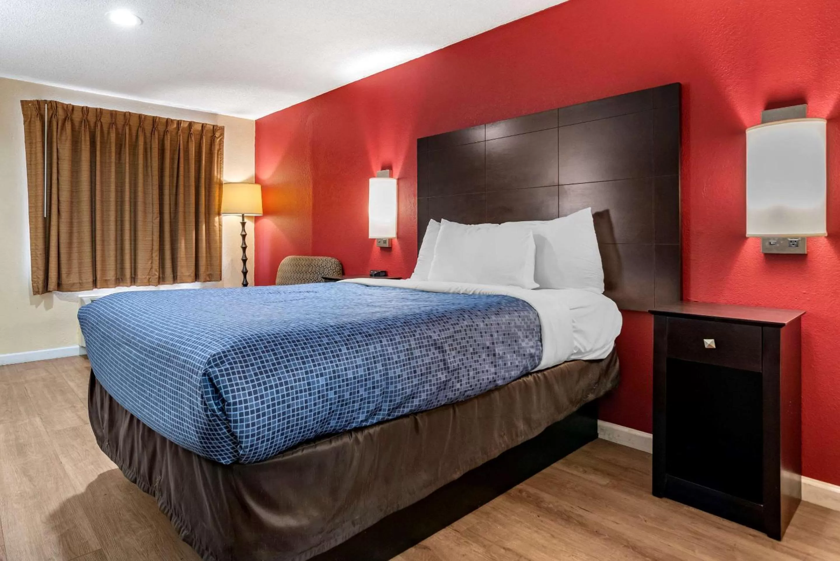 Photo of the whole room, Bed in Econo Lodge Oxford near Choccolocco Park