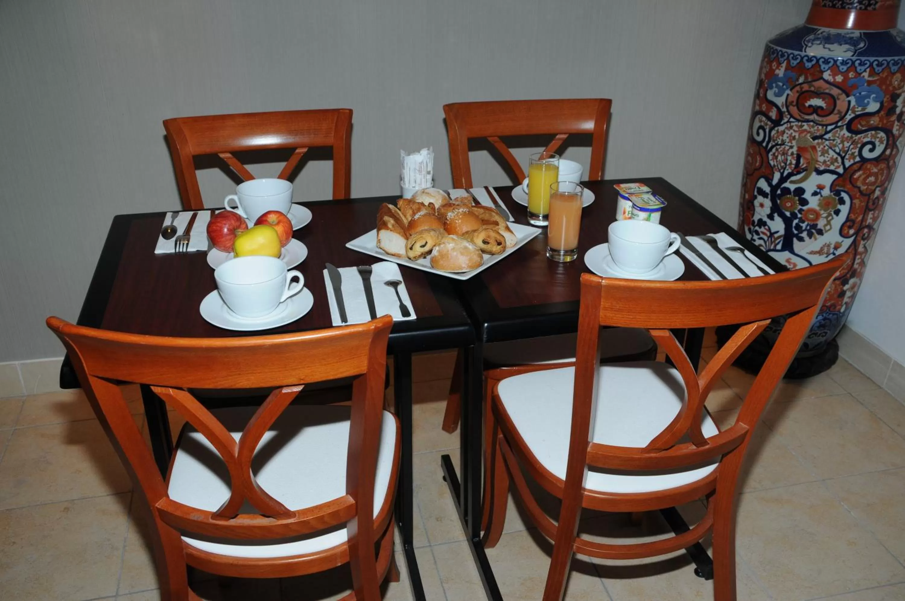 Restaurant/places to eat in Hôtel Patio Brancion