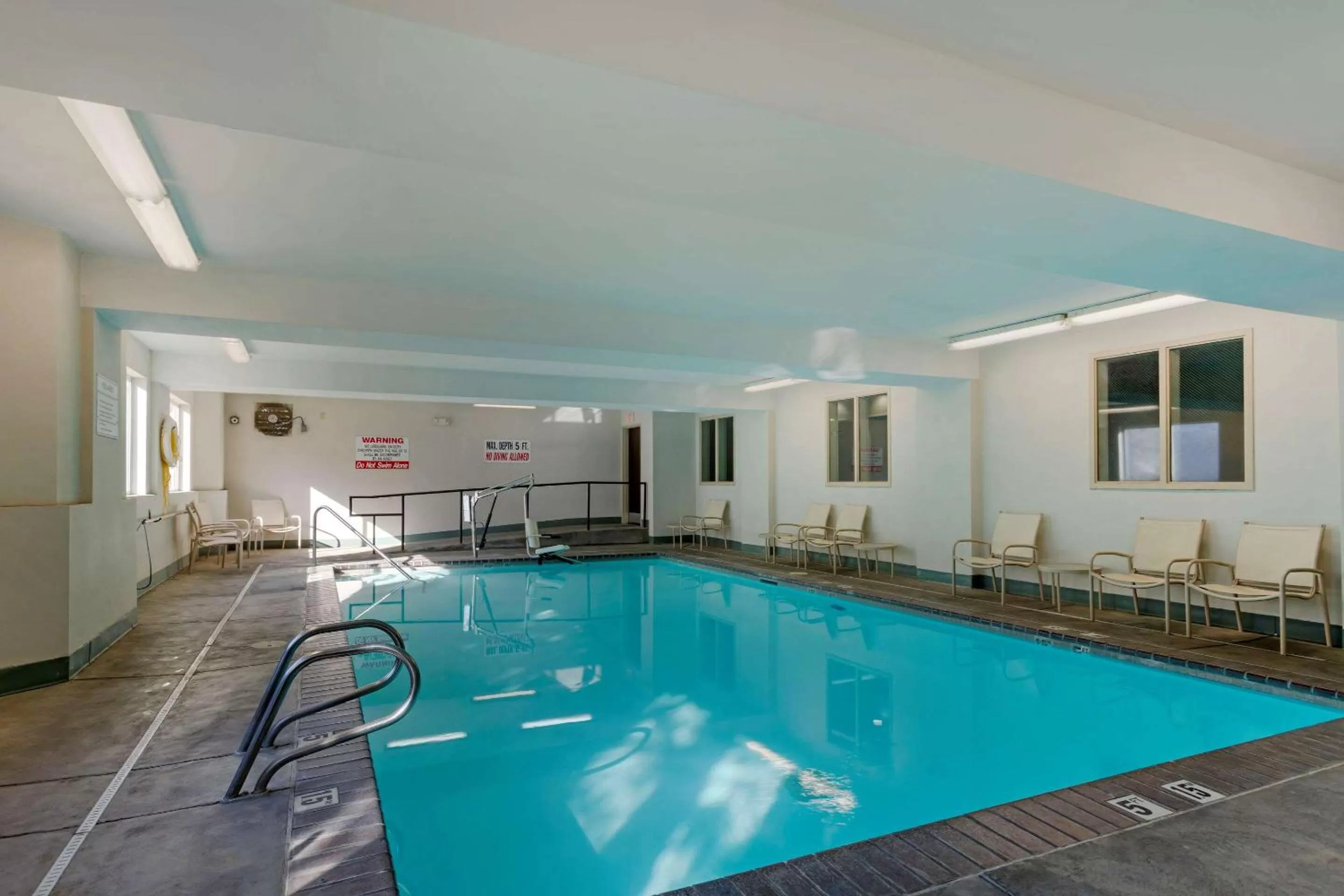 Swimming pool in Sleep Inn Ontario