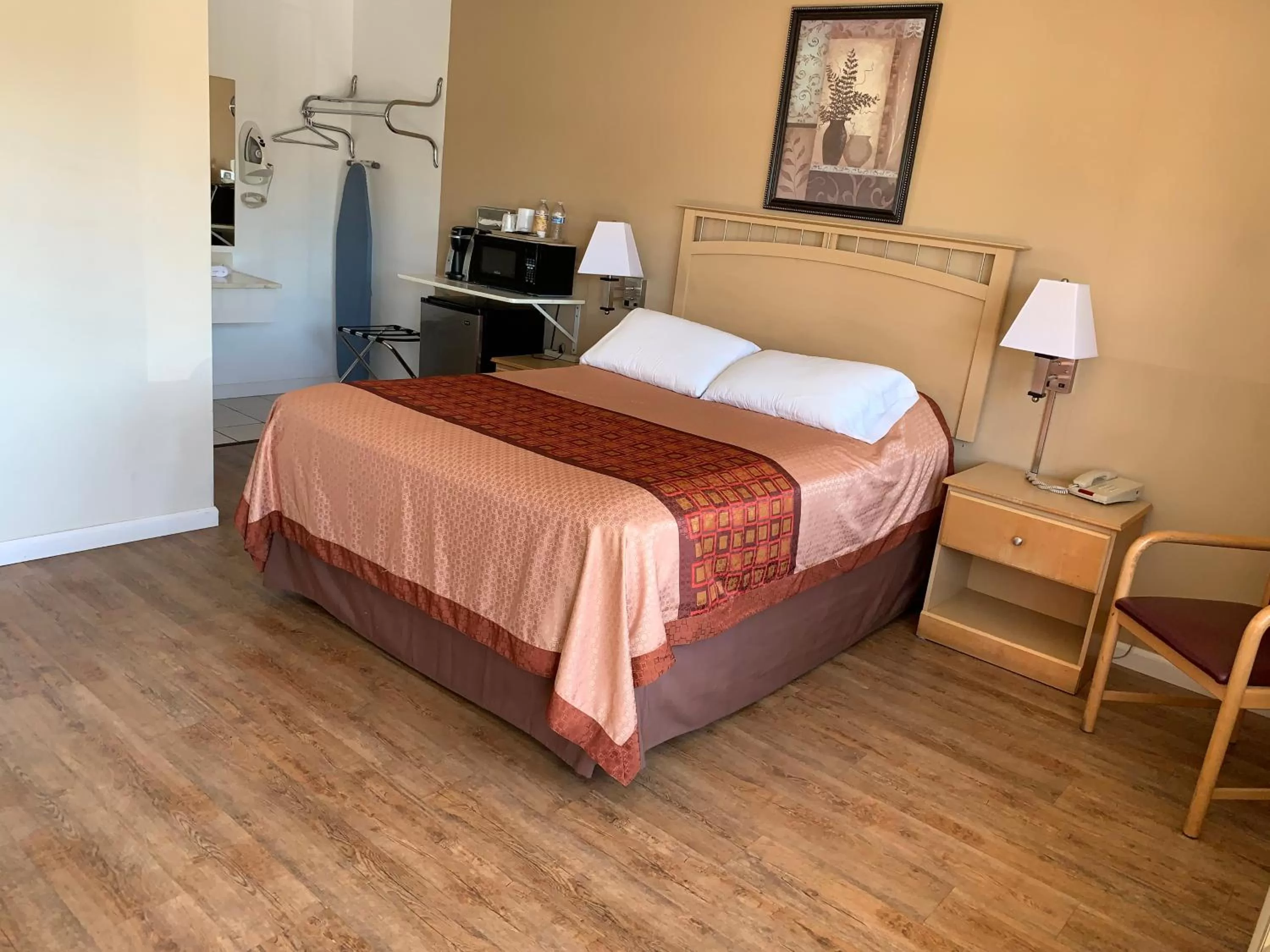 Photo of the whole room, Bed in Redwood Inn