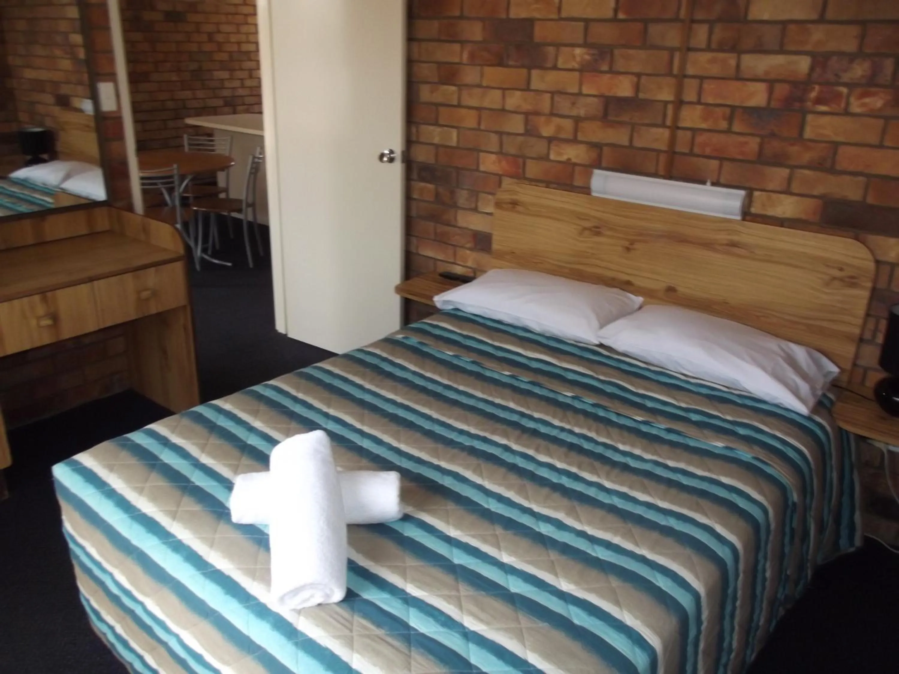 Bedroom, Bed in Bridge Street Motor Inn