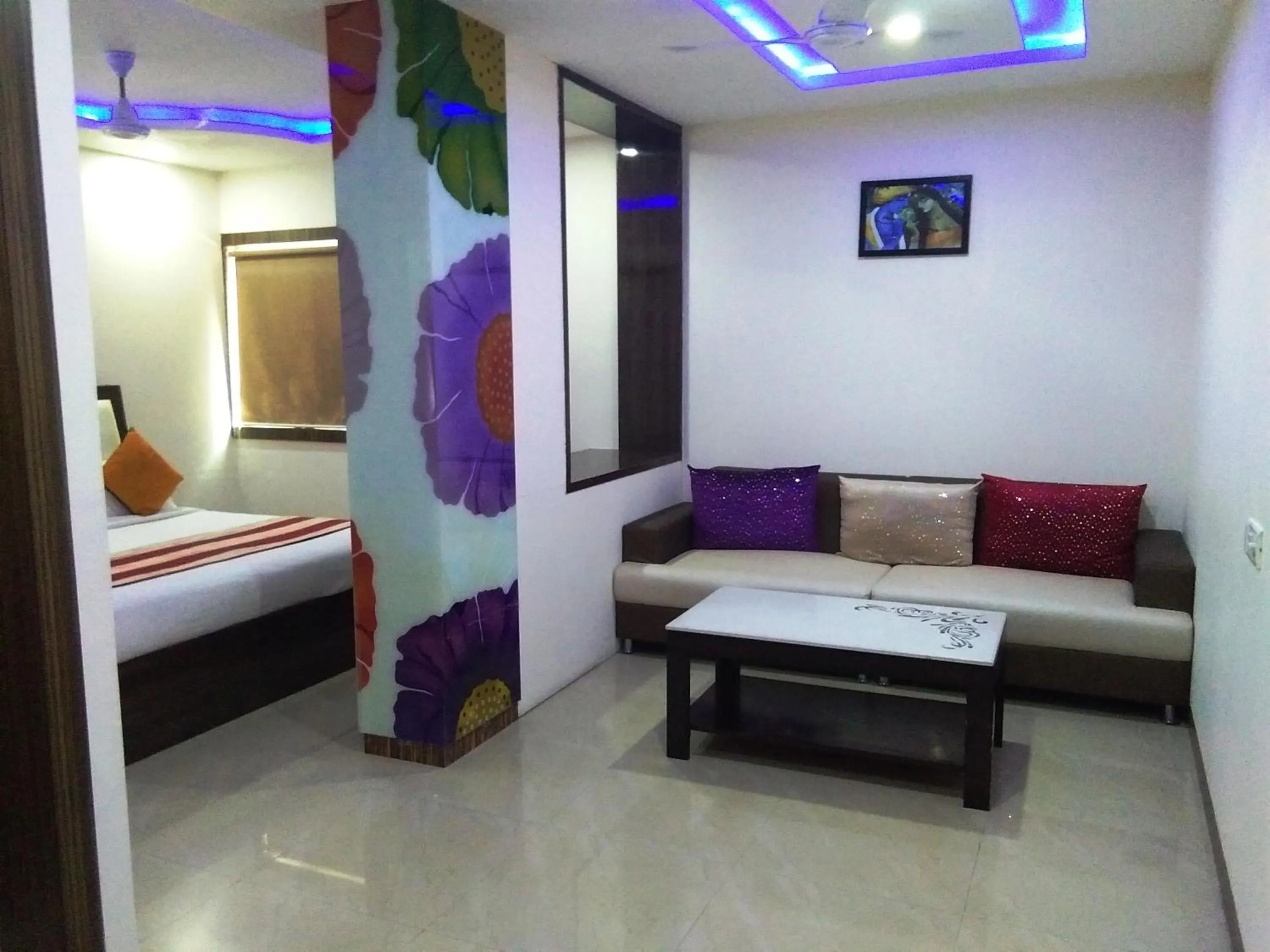 Seating area, Bed in Hotel Karan Vilas