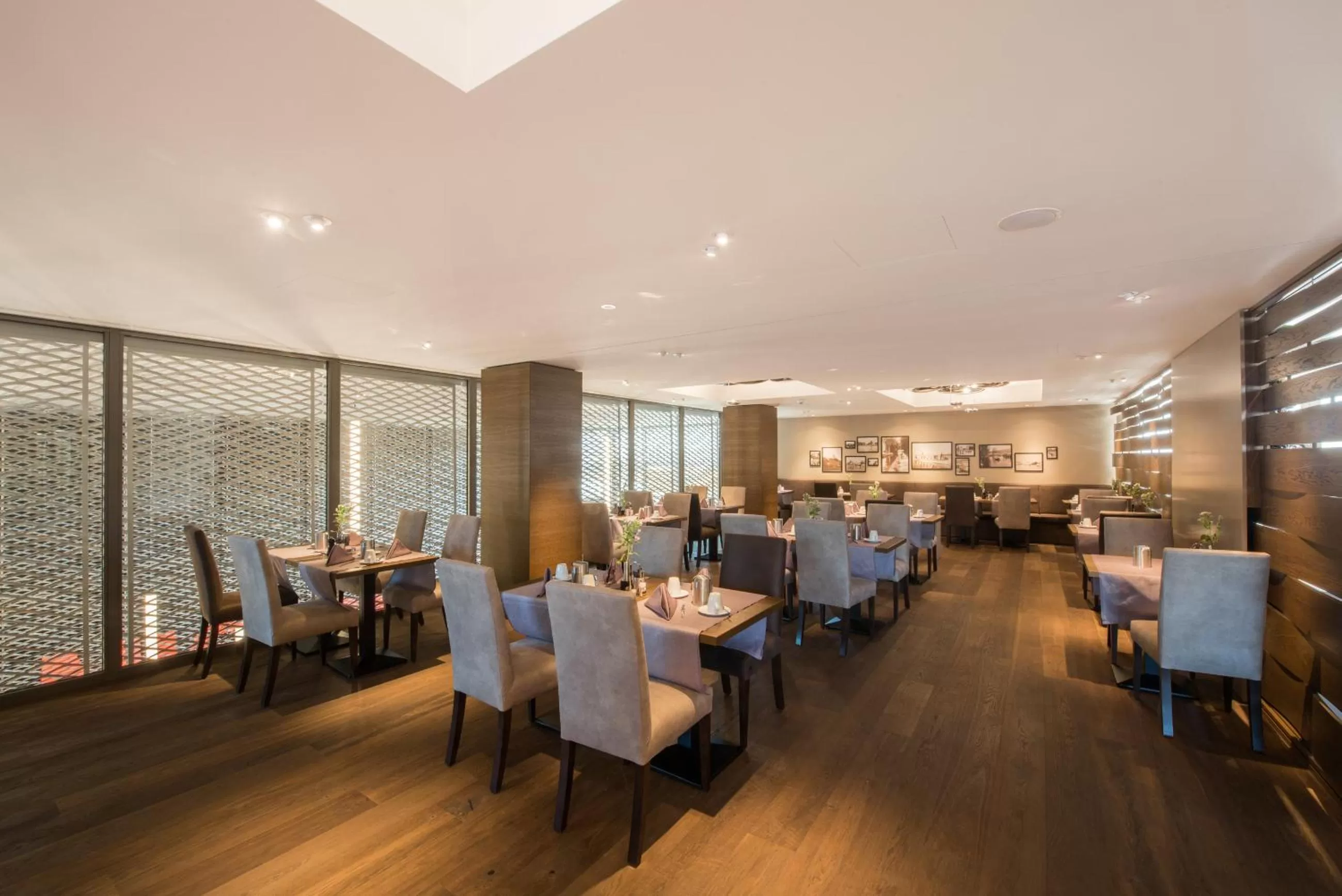 Restaurant/places to eat in HOTEL illuster - Urban & Local