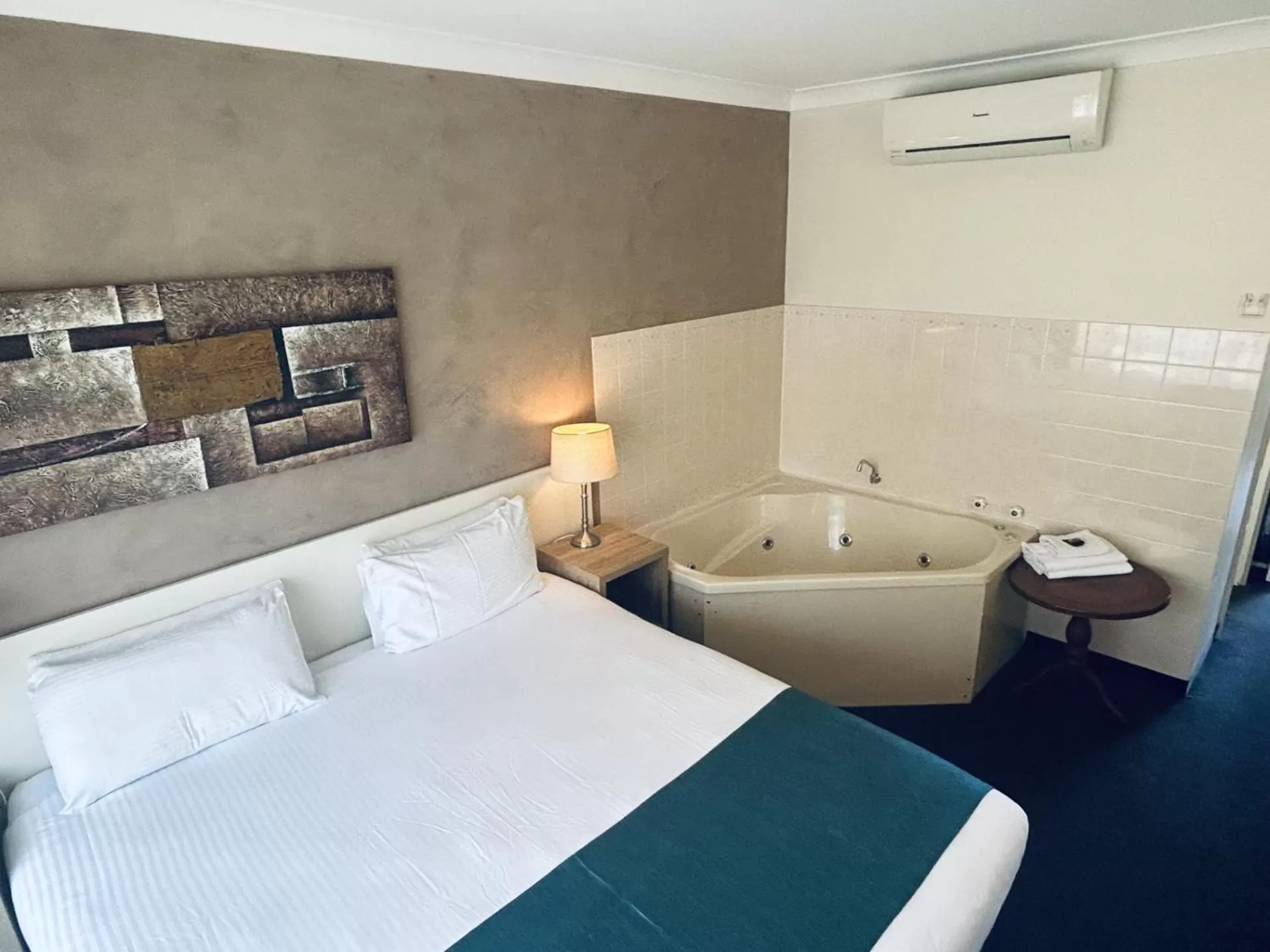 Bed in Buffalo Motor Inn