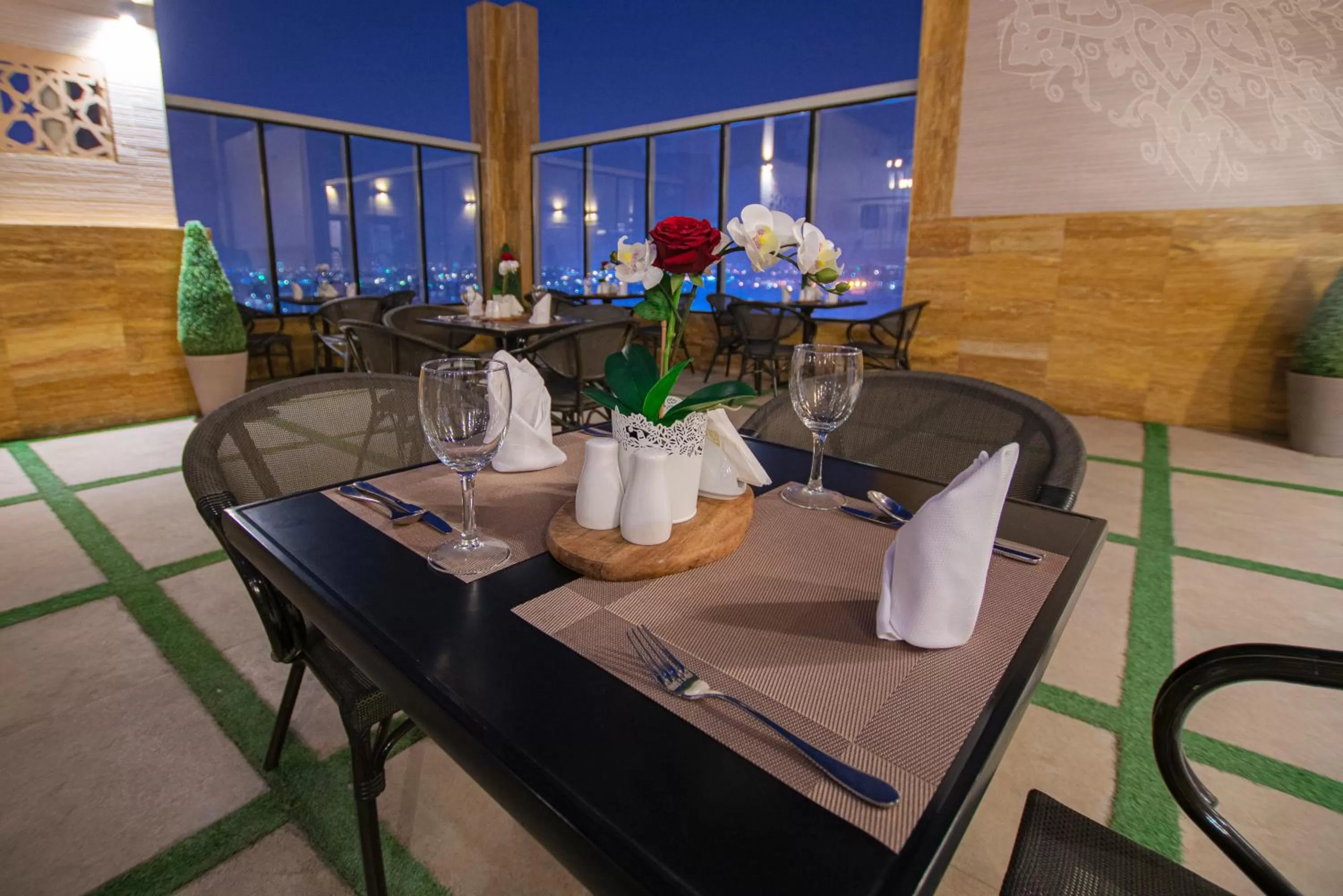 Restaurant/places to eat in Iridium 70 Hotel