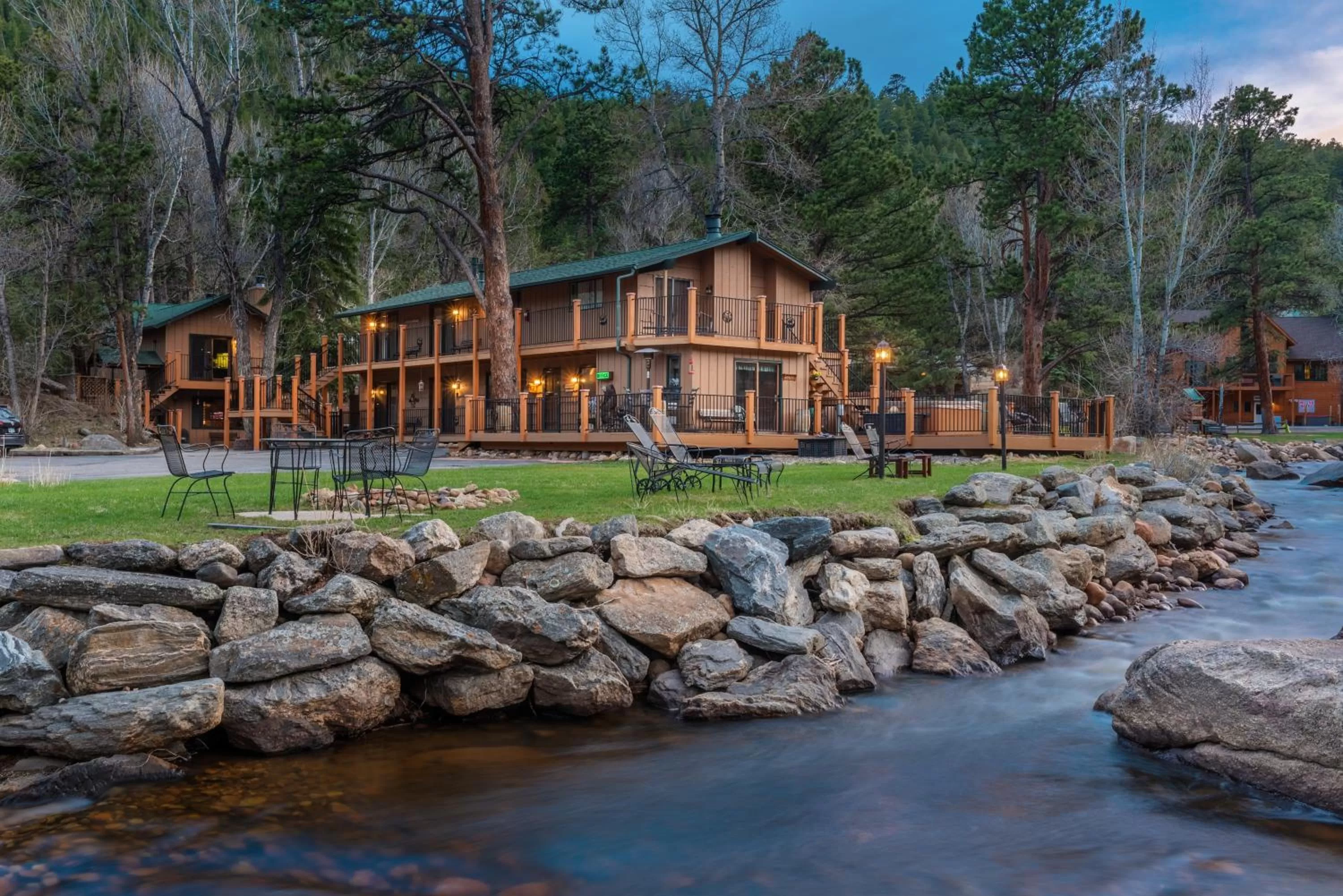 BBQ facilities in 4 Seasons Inn on Fall River