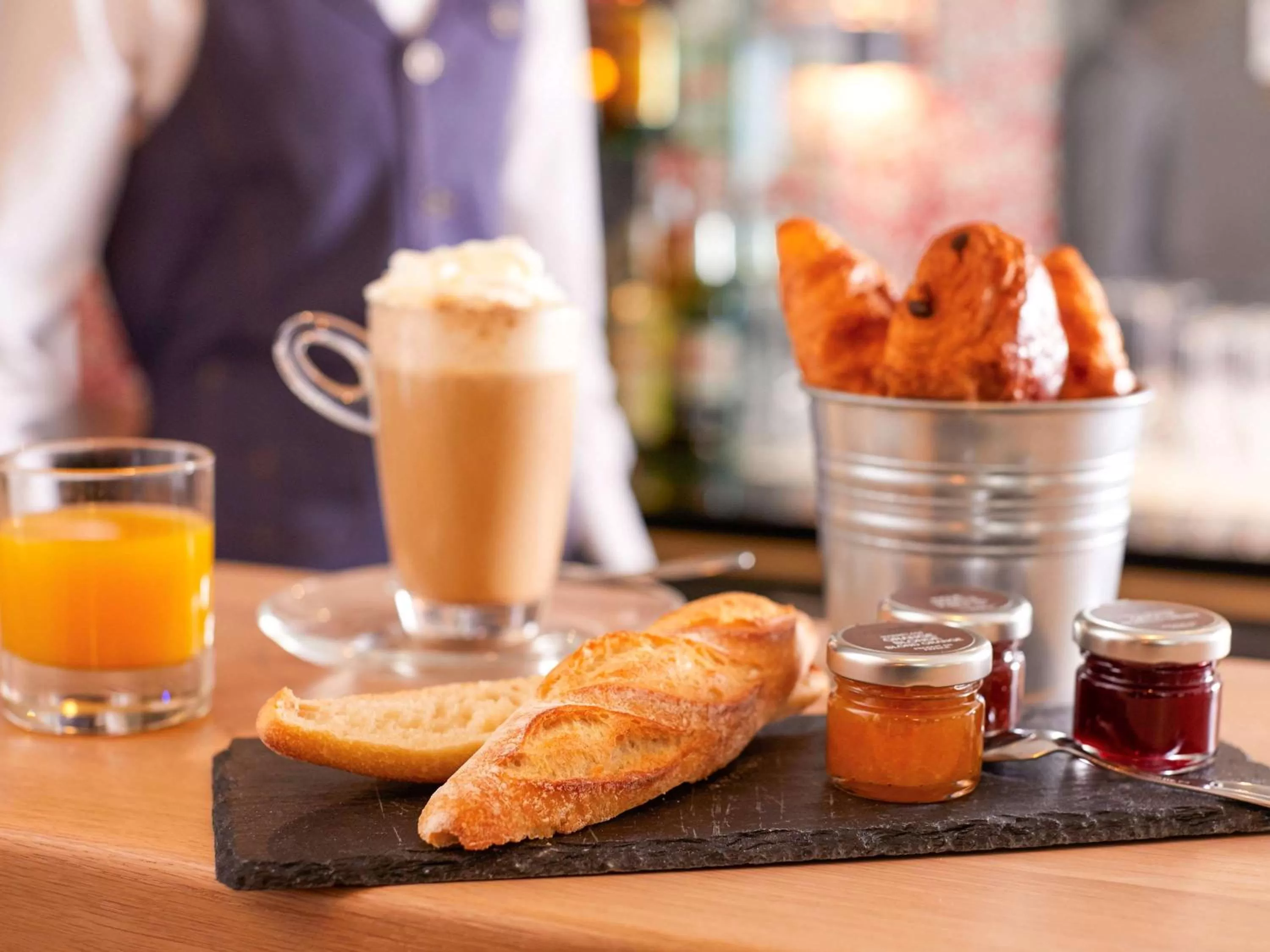 Restaurant/places to eat in Mercure Lyon Centre Plaza République