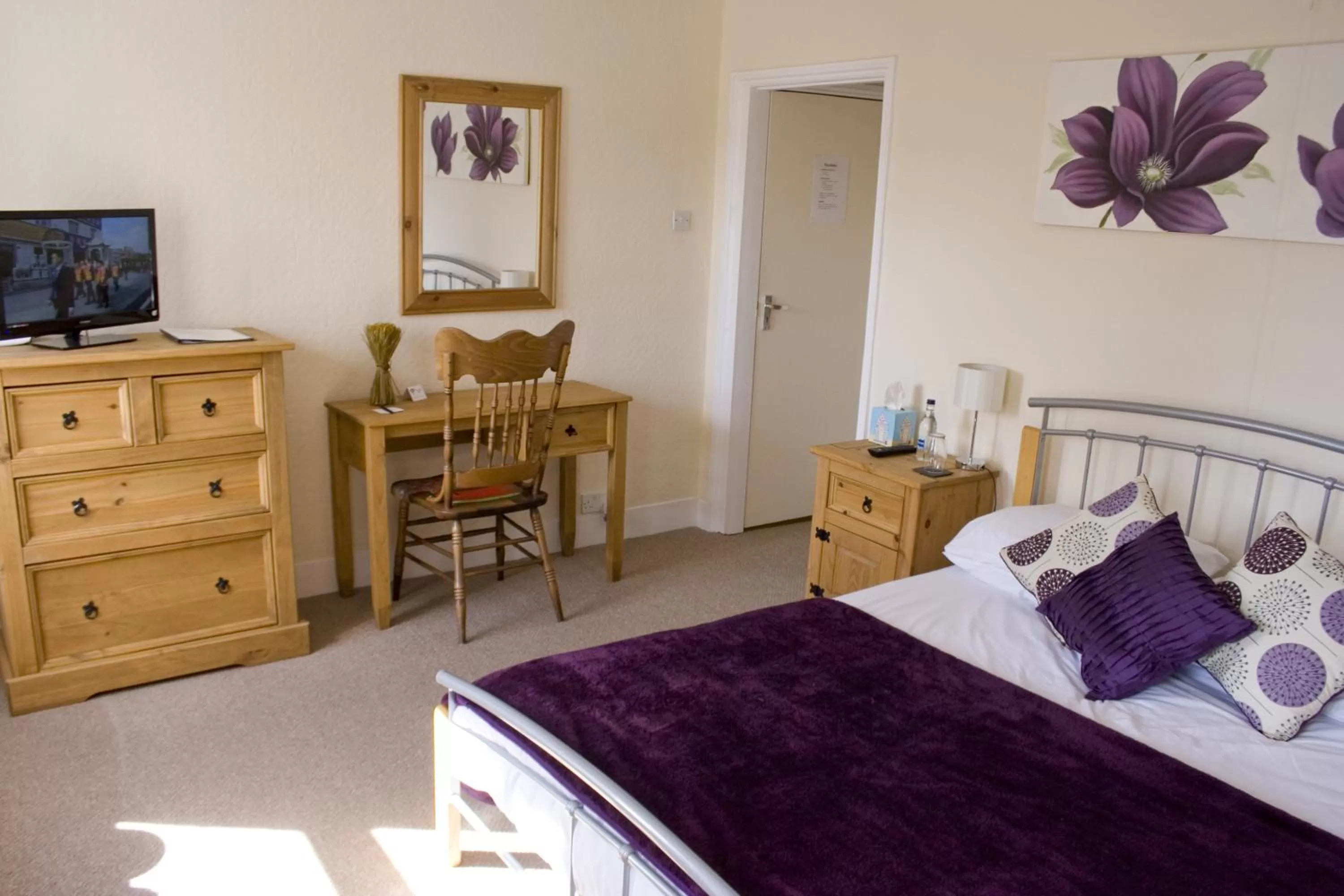 Large Double Room En Suite - single occupancy in The Wheatsheaf
