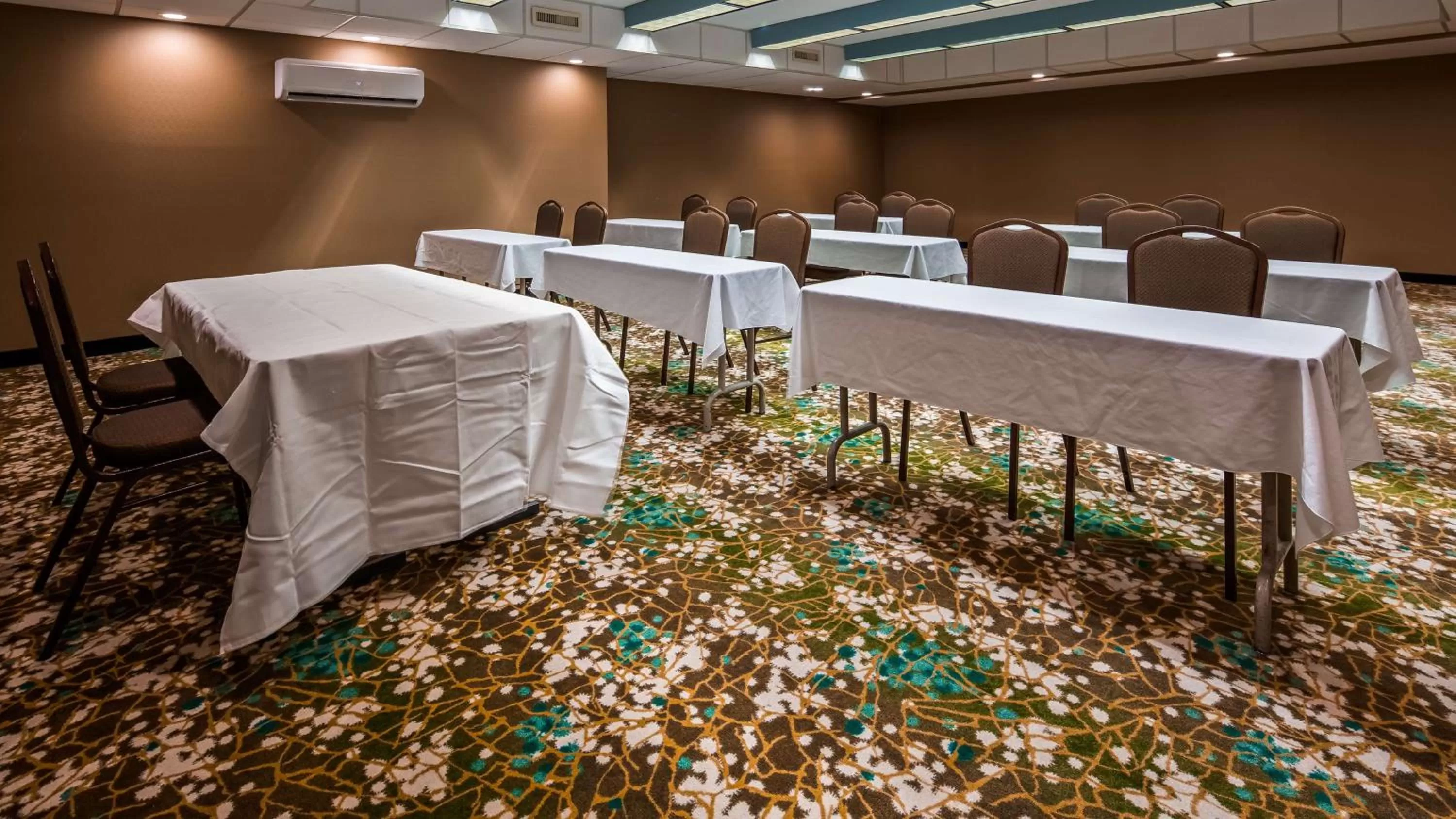 Meeting/conference room in Best Western Warren Hotel