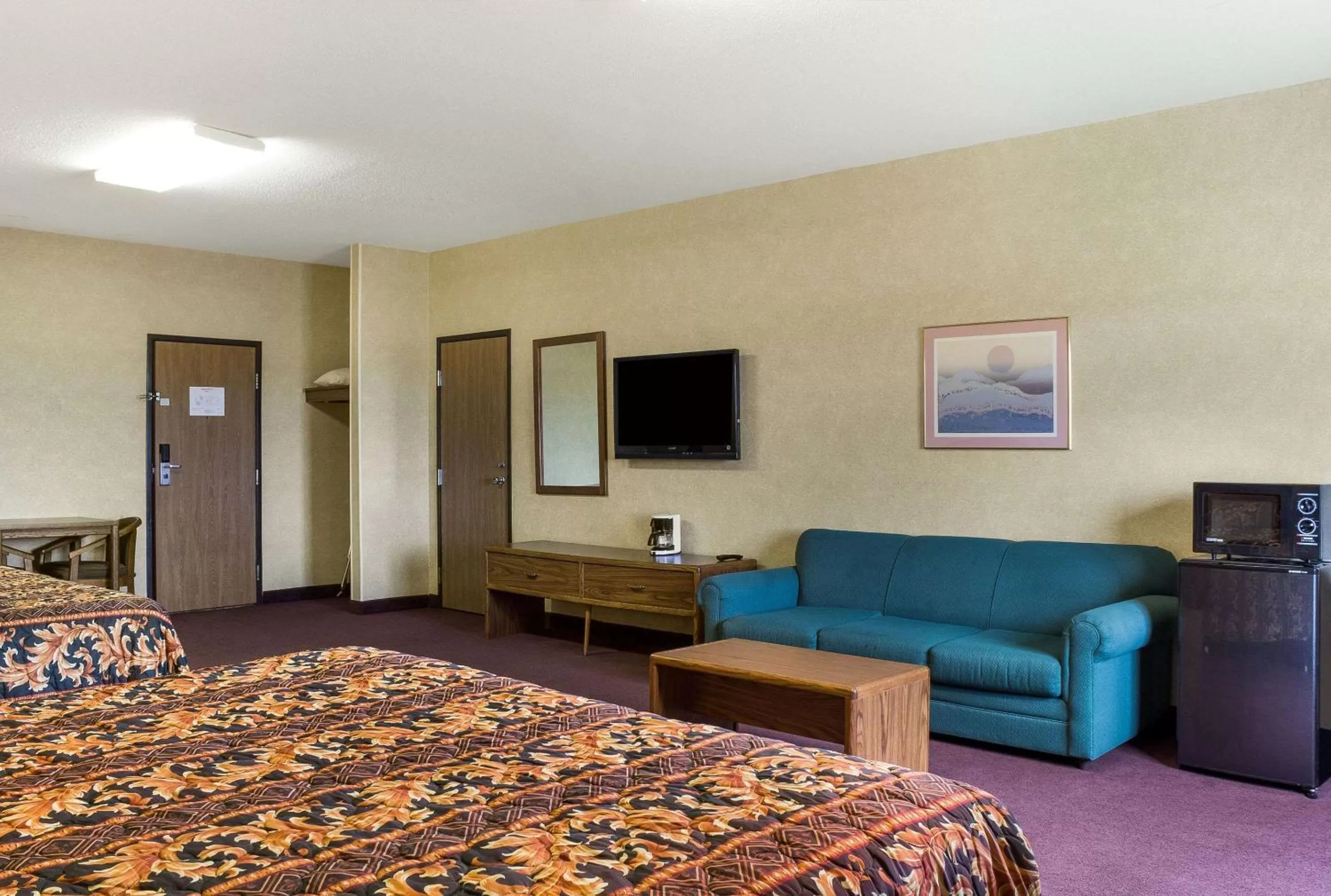 Photo of the whole room, Bed in Rodeway Inn Wahpeton