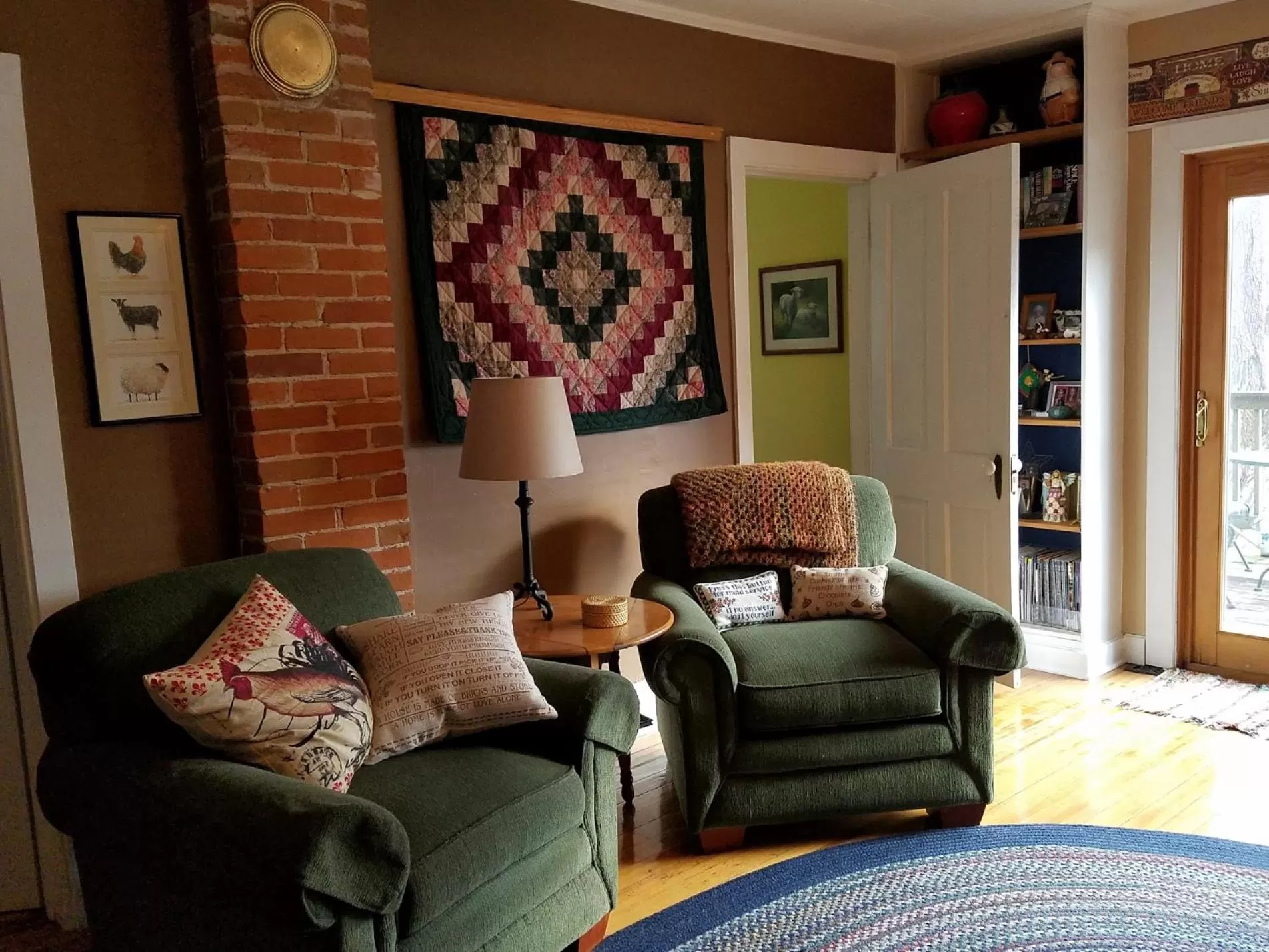 Communal lounge/ TV room in Rainbow Ridge Farms