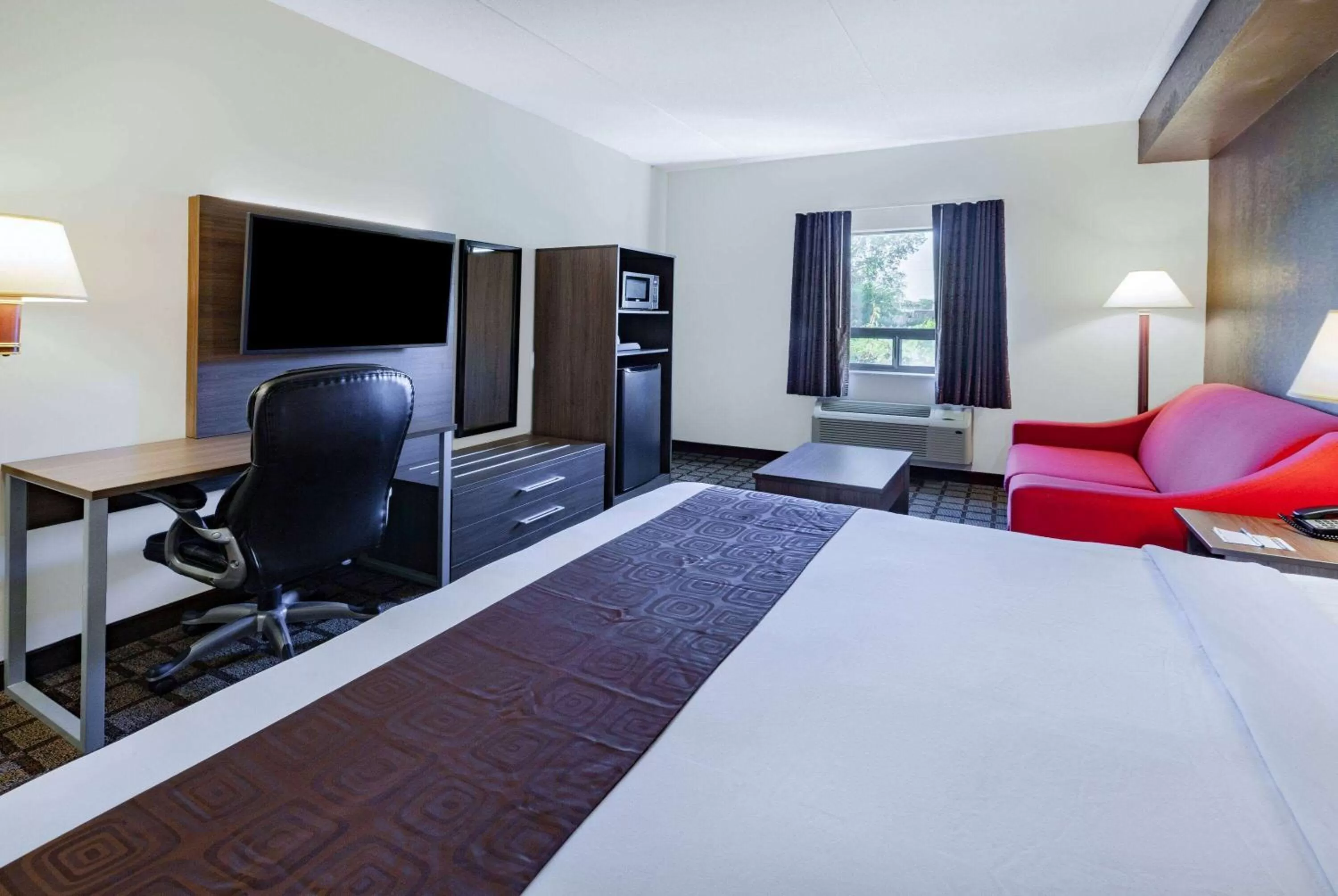 Photo of the whole room, Bed in Super 8 by Wyndham Ambassador Bridge Windsor ON