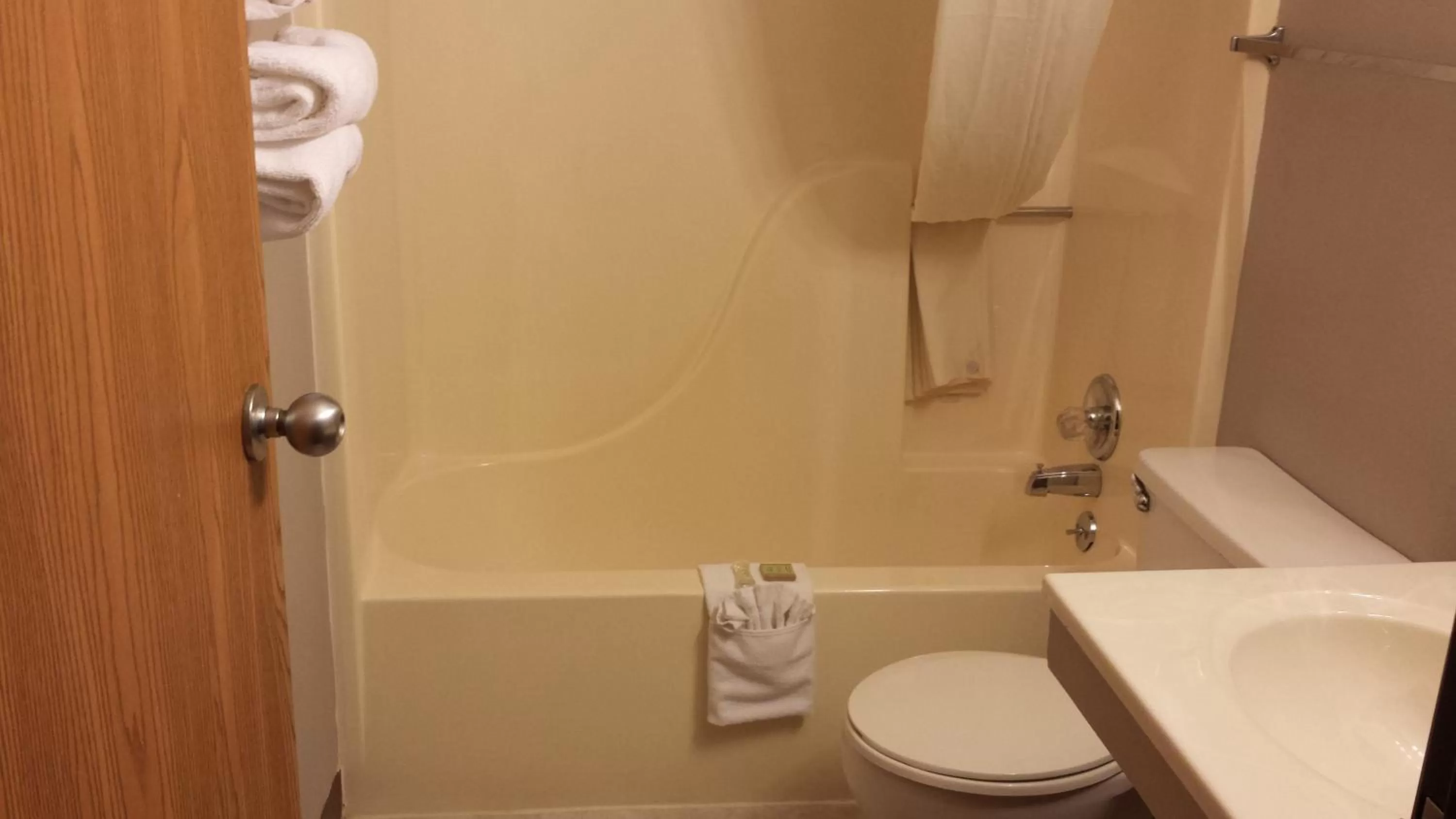 Bathroom in Super 8 by Wyndham Pella