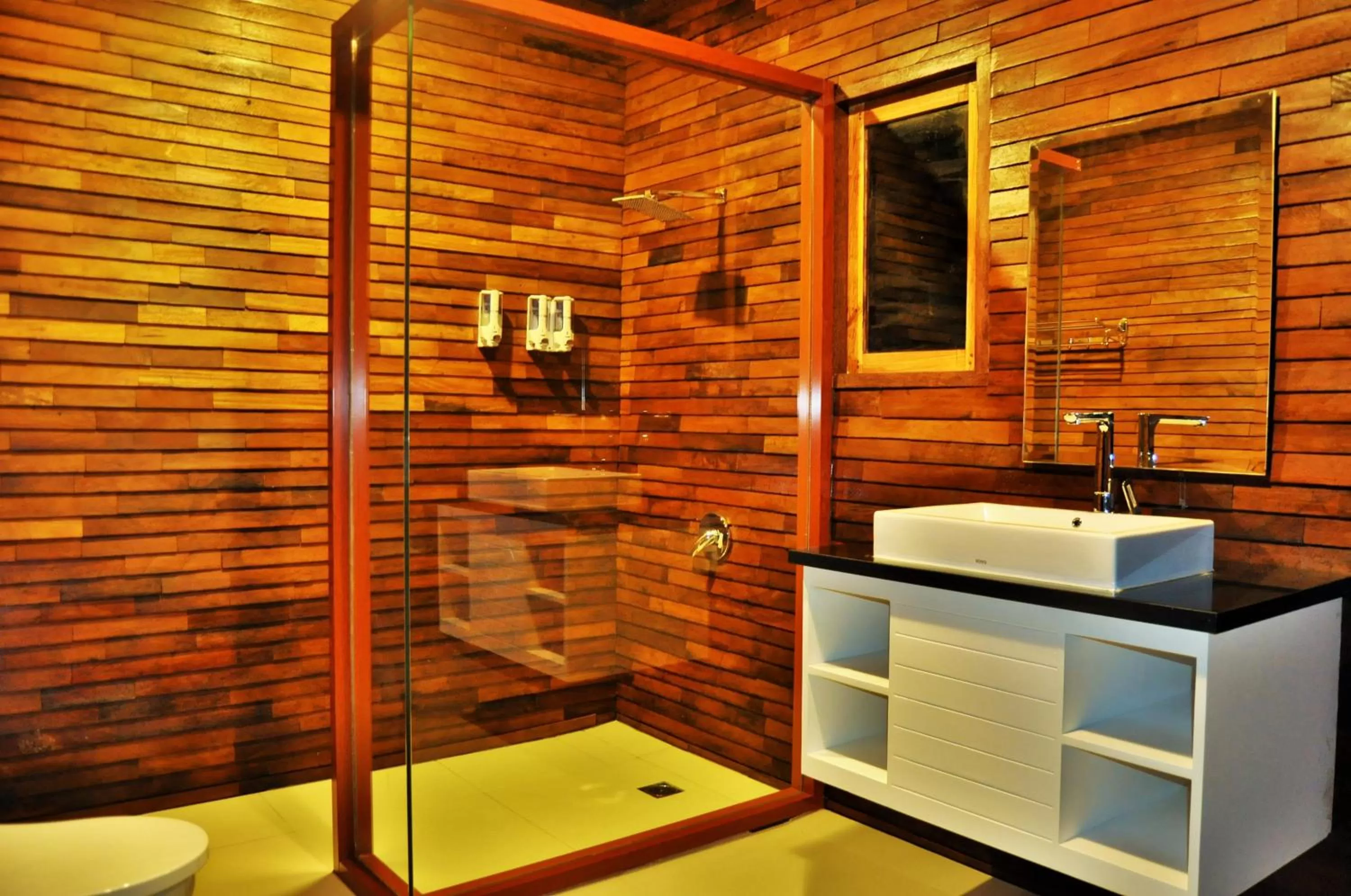 Shower in Ocean Terrace Suite And Spa Luxury