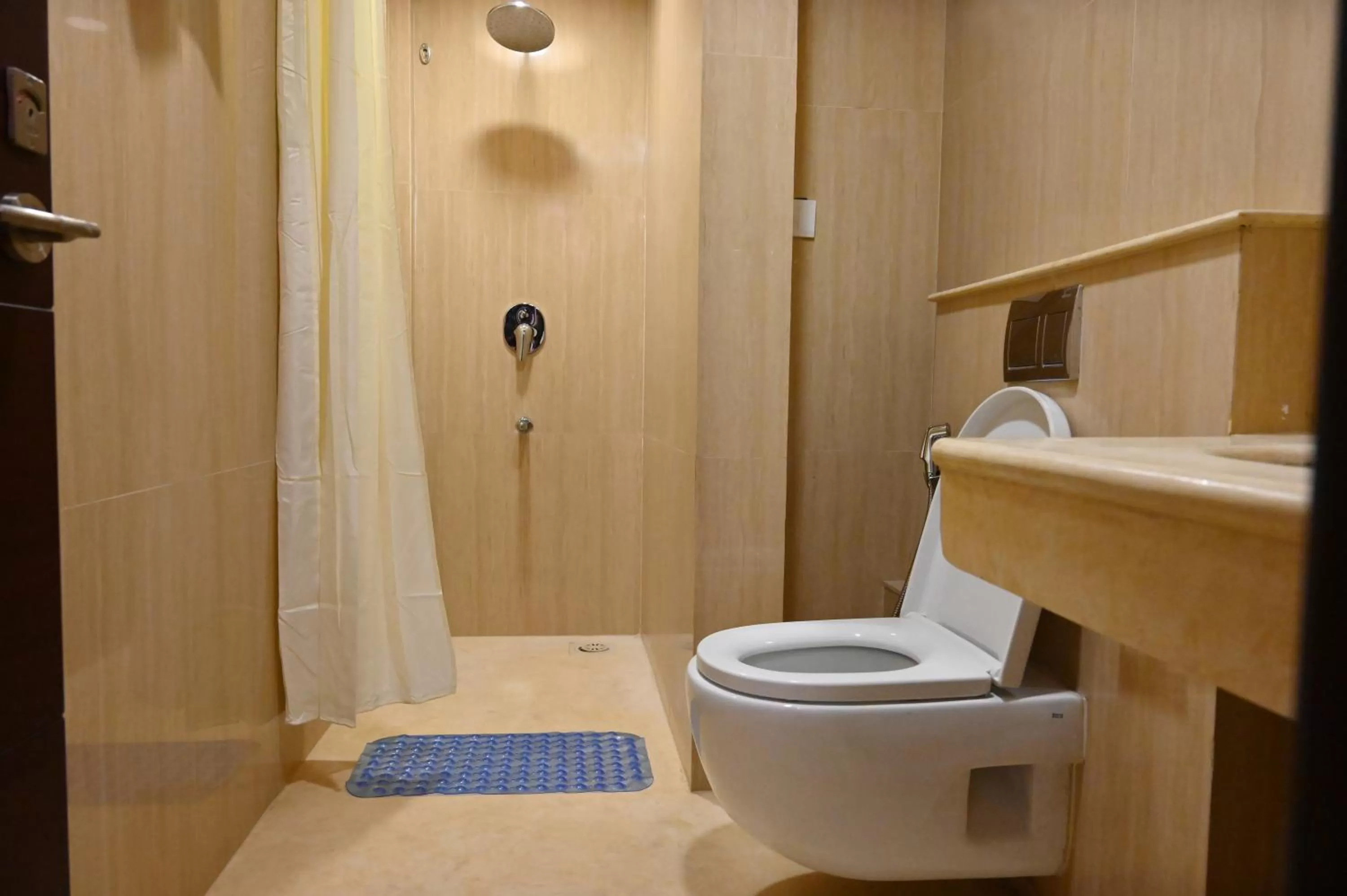 Bathroom in Raaj Bhaavan Clarks Inn Chennai