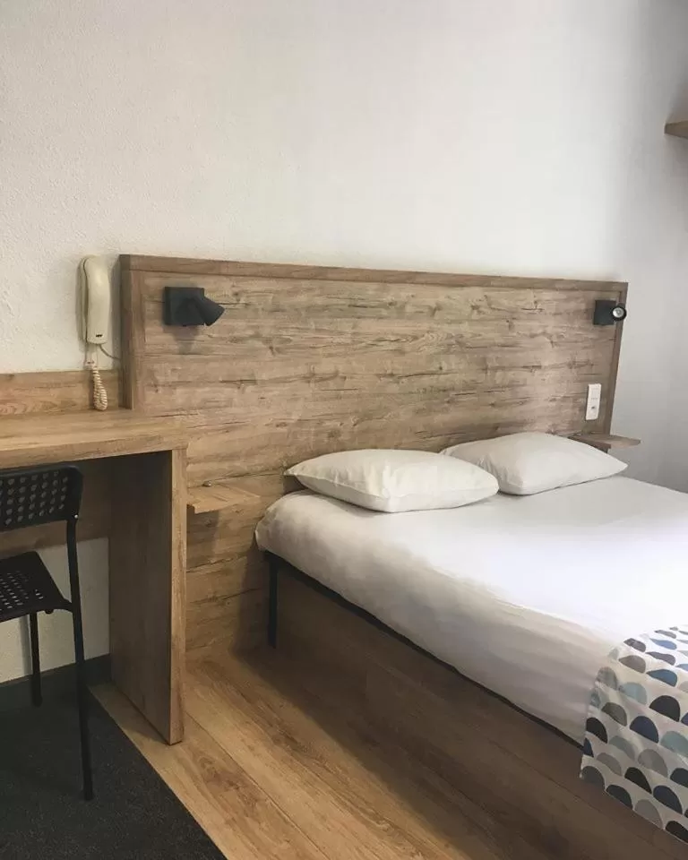Facility for disabled guests, Bed in my HOTEL Bordeaux